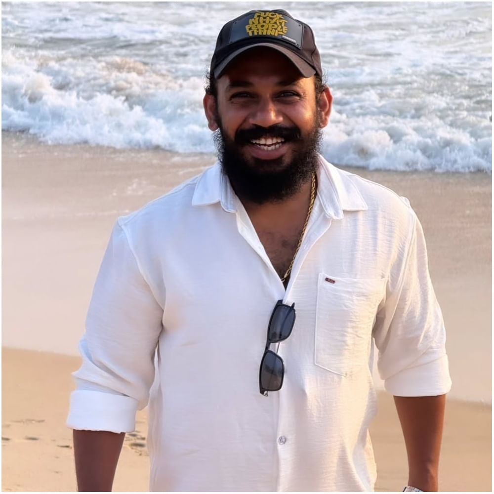 ‘ಕಾಂತಾರ: ಚಾಪ್ಟರ್ 1’ ಸಿನಿಮಾದಲ್ಲಿ ರಾಕೇಶ್ ಪೂಜಾರಿ ನಟಿಸಿದ್ದಾರೆ. ಅವರು ಶೂಟ್ನ ಕೆಲಸಗಳು ಬಾಕಿ ಇರುವಾಗಲೇ ನಿಧನ ಹೊಂದಿದ್ದರು. ಇದು ಫ್ಯಾನ್ಸ್ ಬೇಸರಕ್ಕೆ ಕಾರಣ ಆಯಿತು. ಸಿನಿಮಾದ ಟ್ರೇಲರ್ನಲ್ಲಿ ಅವರ ಪಾತ್ರವನ್ನು ತೋರಿಸಲಾಗಿದೆ.