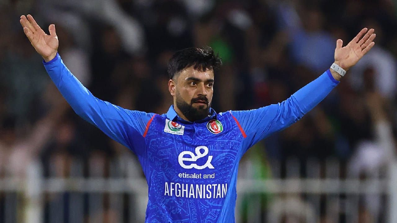 ಅಫ್ಘಾನಿಸ್ತಾನದ ಸ್ಪಿನ್ ಮೋಡಿಗಾರ ರಶೀದ್ ಖಾನ್ (Rashid Khan) ಟಿ20 ಕ್ರಿಕೆಟ್ನಲ್ಲಿ ಹೊಸ ವಿಶ್ವ ದಾಖಲೆ ಬರೆದಿದ್ದಾರೆ. ಅದು ಸಹ ಅತ್ಯಧಿಕ ವಿಕೆಟ್ ಕಬಳಿಸುವ ಮೂಲಕ ಎಂಬುದು ವಿಶೇಷ. ಶಾರ್ಜಾದಲ್ಲಿ ನಡೆದ ಯುಎಇ ವಿರುದ್ಧದ ಪಂದ್ಯದಲ್ಲಿ ರಶೀದ್ ಖಾನ್ 4 ಓವರ್ಗಳಲ್ಲಿ 21 ರನ್ ನೀಡಿ 3 ವಿಕೆಟ್ ಕಬಳಿಸಿದ್ದರು.