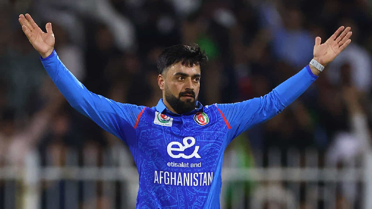 ಅಫ್ಘಾನಿಸ್ತಾನದ ಸ್ಪಿನ್ ಮೋಡಿಗಾರ ರಶೀದ್ ಖಾನ್ (Rashid Khan) ಟಿ20 ಕ್ರಿಕೆಟ್ನಲ್ಲಿ ಹೊಸ ವಿಶ್ವ ದಾಖಲೆ ಬರೆದಿದ್ದಾರೆ. ಅದು ಸಹ ಅತ್ಯಧಿಕ ವಿಕೆಟ್ ಕಬಳಿಸುವ ಮೂಲಕ ಎಂಬುದು ವಿಶೇಷ. ಶಾರ್ಜಾದಲ್ಲಿ ನಡೆದ ಯುಎಇ ವಿರುದ್ಧದ ಪಂದ್ಯದಲ್ಲಿ ರಶೀದ್ ಖಾನ್ 4 ಓವರ್ಗಳಲ್ಲಿ 21 ರನ್ ನೀಡಿ 3 ವಿಕೆಟ್ ಕಬಳಿಸಿದ್ದರು.