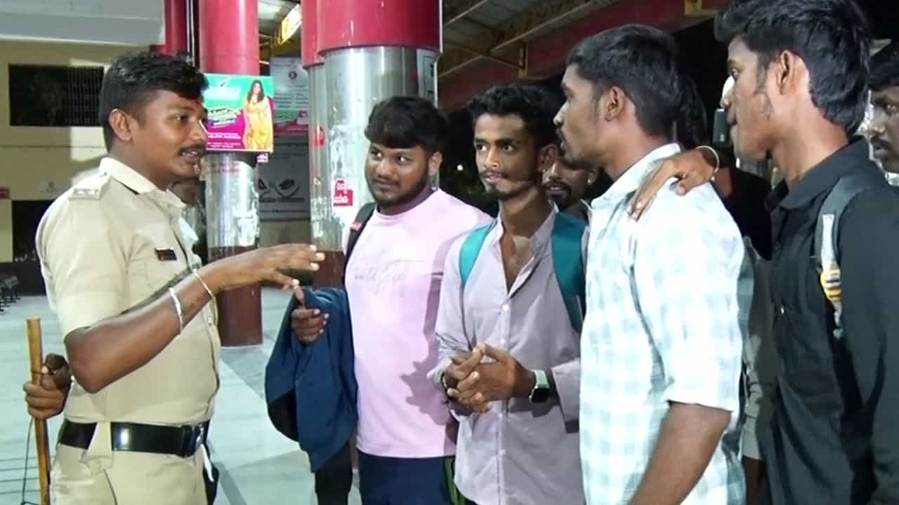 ರಾಯಚೂರು: ರಾಷ್ಟ್ರ ಮಟ್ಟದ ಓಟದ ಸ್ವರ್ಧೆ ಹೆಸರಿನಲ್ಲಿ ಮಹಾ ವಂಚನೆ, ಹೀಗೂ ಹಣ ಮಾಡುವ ದಂಧೆ ರಾಯಚೂರು: ರಾಷ್ಟ್ರ ಮಟ್ಟದ ಓಟದ ಸ್ವರ್ಧೆ ಹೆಸರಿನಲ್ಲಿ ಮಹಾ ವಂಚನೆ, ಹೀಗೂ ಹಣ ಮಾಡುವ ದಂಧೆ