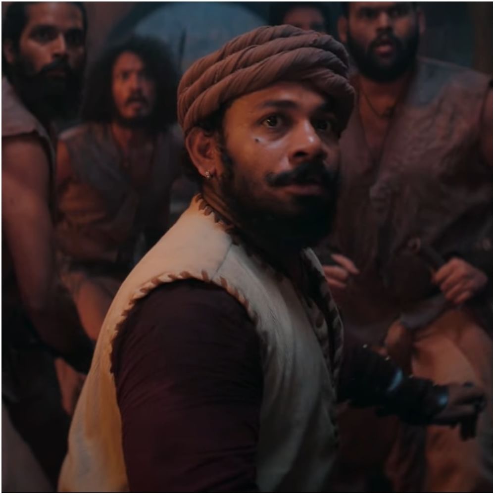 ‘ಕಾಂತಾರ: ಚಾಪ್ಟರ್ 1’ ಚಿತ್ರದಲ್ಲಿ ರಾಕೇಶ್ ಪೂಜಾರಿ ಅವರು ಪ್ರಮುಖ ಪಾತ್ರ ಮಾಡಿದ್ದಾರೆ. ಈ ಬಗ್ಗೆ ಸಿನಿಮಾ ತಂಡದವರೇ ಮಾಹಿತಿ ನೀಡಿದ್ದರು. ಅವರ ಪಾತ್ರ ಯಾವ ರೀತಿಯಲ್ಲಿ ಇದೆ ಎಂಬುದರ ಝಲಕ್ ಟ್ರೇಲರ್​ನಲ್ಲಿ ತೋರಿಸಲಾಗಿದೆ.