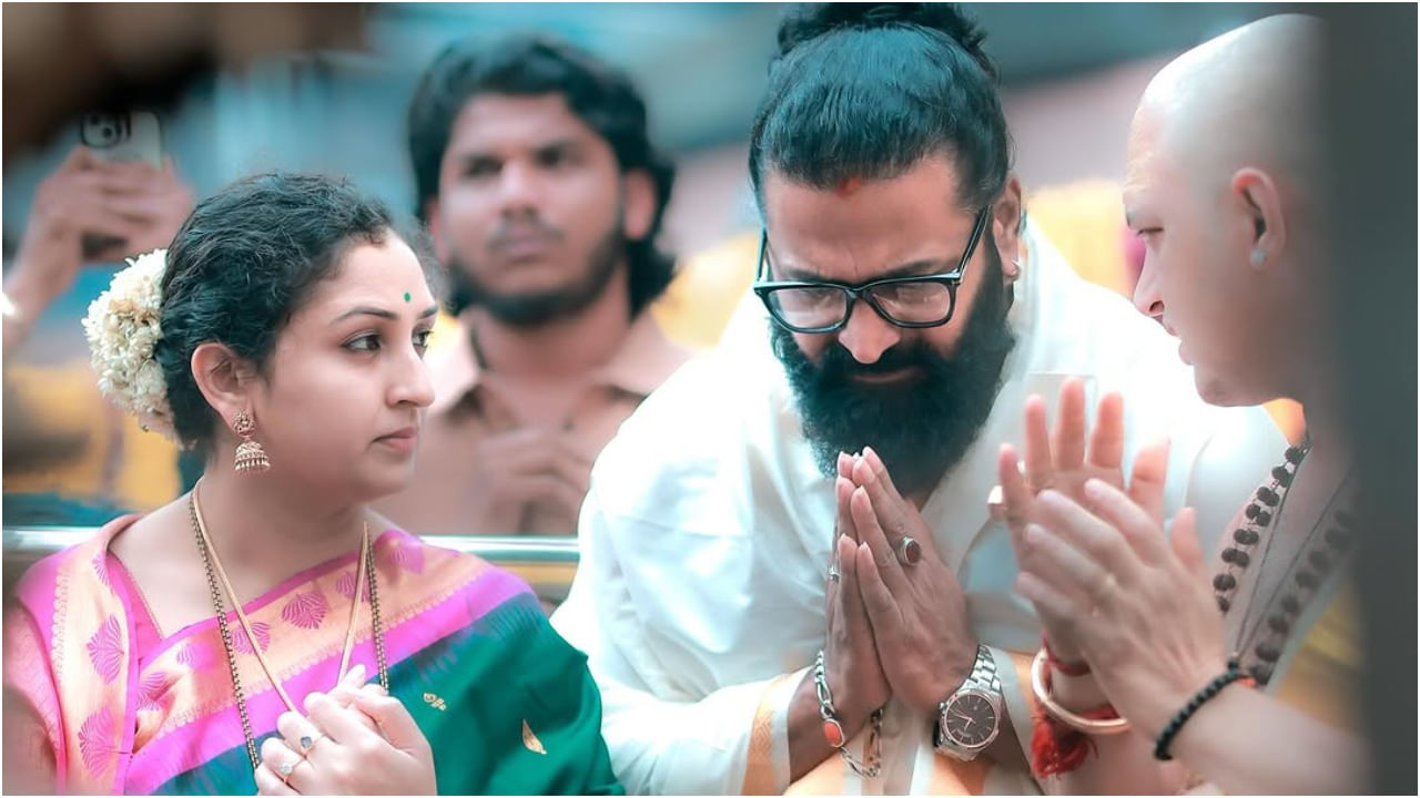 ರಿಷಬ್ ಶೆಟ್ಟಿ ಮತ್ತು ಅವರ ಪತ್ನಿ ಪ್ರಗತಿ ಶೆಟ್ಟಿ ಅವರು ಕೊಲ್ಲೂರು ಮೂಕಾಂಬಿಕೆ ದೇವಸ್ಥಾನಕ್ಕೆ ಬಂದು ದೇವರ ಆಶೀರ್ವಾದ ಪಡೆದುಕೊಂಡಿದ್ದಾರೆ. ಆ ಸಂದರ್ಭದ ಫೋಟೋಗಳನ್ನು ಅವರು ಹಂಚಿಕೊಂಡಿದ್ದಾರೆ.