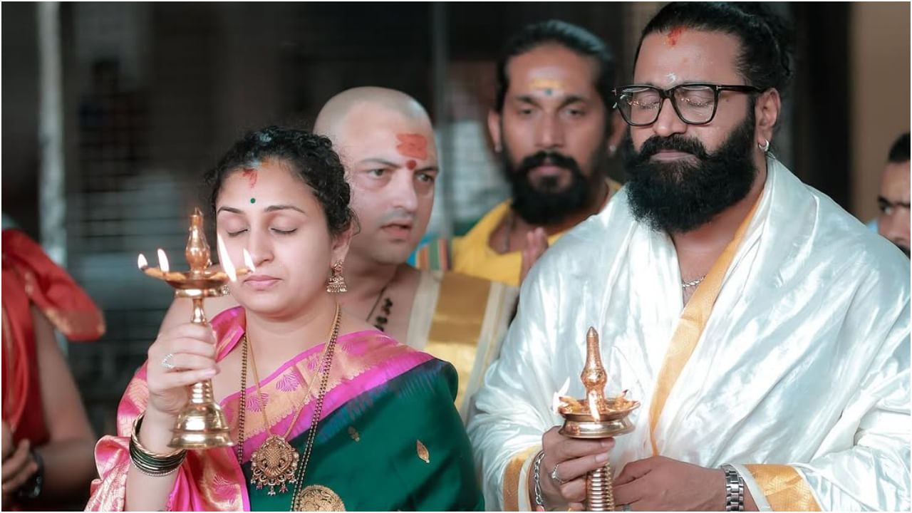 ‘ಡಿವೈನ್ ಸ್ಟಾರ್’ ರಿಷಬ್ ಶೆಟ್ಟಿ ಅವರು ಅಪಾರ ದೈವ ಭಕ್ತ. ‘ಕಾಂತಾರ: ಚಾಪ್ಟರ್ 1’ ಸಿನಿಮಾದ ಬಿಡುಗಡೆಗೆ ಸಕಲ ಸಿದ್ಧತೆ ಮಾಡಿಕೊಂಡಿರುವ ಅವರು ಕೊಲ್ಲೂರು ಮೂಕಾಂಬಿಕೆ ದೇವಸ್ಥಾನಕ್ಕೆ ಭೇಟಿ ನೀಡಿದ್ದಾರೆ.