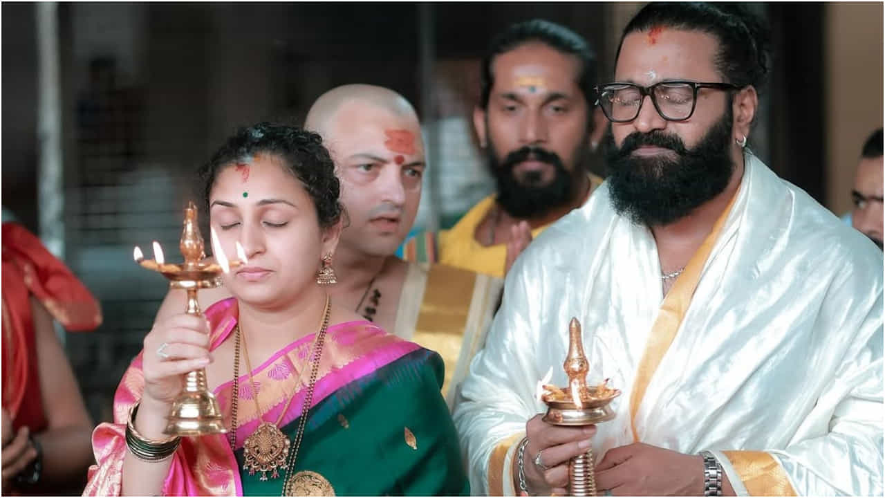 ‘ಡಿವೈನ್ ಸ್ಟಾರ್’ ರಿಷಬ್ ಶೆಟ್ಟಿ ಅವರು ಅಪಾರ ದೈವ ಭಕ್ತ. ‘ಕಾಂತಾರ: ಚಾಪ್ಟರ್ 1’ ಸಿನಿಮಾದ ಬಿಡುಗಡೆಗೆ ಸಕಲ ಸಿದ್ಧತೆ ಮಾಡಿಕೊಂಡಿರುವ ಅವರು ಕೊಲ್ಲೂರು ಮೂಕಾಂಬಿಕೆ ದೇವಸ್ಥಾನಕ್ಕೆ ಭೇಟಿ ನೀಡಿದ್ದಾರೆ.
