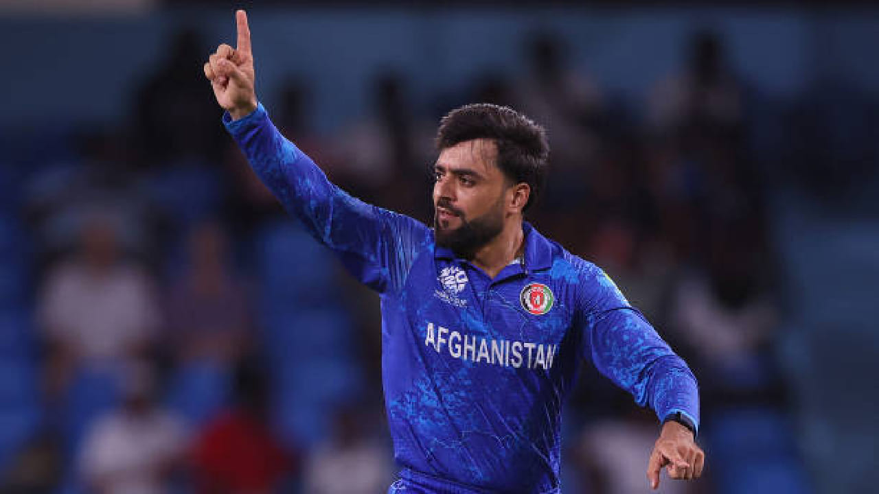 ಇನ್ನು ಟಿ20 ಕ್ರಿಕೆಟ್ನಲ್ಲಿ (ಟಿ20 ಅಂತಾರಾಷ್ಟ್ರೀಯ+ಟಿ20 ಲೀಗ್) ಅತ್ಯಧಿಕ ವಿಕೆಟ್ ಕಬಳಿಸಿದ ವಿಶ್ವ ದಾಖಲೆ ಕೂಡ ರಶೀದ್ ಖಾನ್ ಹೆಸರಿನಲ್ಲಿದೆ. 484 ಟಿ20 ಇನಿಂಗ್ಸ್ ಗಳಲ್ಲಿ ಬೌಲಿಂಗ್ ಮಾಡಿರುವ ರಶೀದ್ ಖಾನ್ ಈವರೆಗೆ 661 ವಿಕೆಟ್ಗಳನ್ನು ಕಬಳಿಸಿದ್ದಾರೆ. ಈ ಮೂಲಕ ಟಿ20 ಇತಿಹಾಸದಲ್ಲೇ 650+ ವಿಕೆಟ್ ಪಡೆದ ಏಕೈಕ ಬೌಲರ್ ಎಂಬ ವಿಶ್ವ ದಾಖಲೆಯನ್ನು ನಿರ್ಮಿಸಿದ್ದಾರೆ.