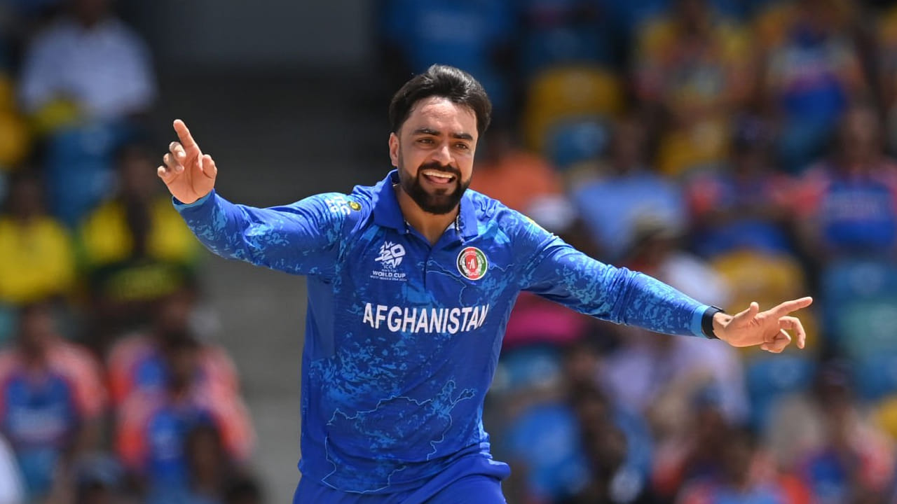 ಇದೀಗ ಈ ದಾಖಲೆಯನ್ನು ರಶೀದ್ ಖಾನ್ ಮುರಿದಿದ್ದಾರೆ. 2015 ರಿಂದ ಅಂತಾರಾಷ್ಟ್ರೀಯ ಟಿ20 ಪಂದ್ಯವಾಡುತ್ತಿರುವ ರಶೀದ್ 98 ಟಿ20 ಪಂದ್ಯಗಳಲ್ಲಿ 373.2 ಓವರ್ಗಳನ್ನು ಎಸೆದಿದ್ದಾರೆ. ಈ ಓವರ್ಗಳಲ್ಲಿ ಎಸೆದ 2240 ಎಸೆತಗಳ ಮೂಲಕ 165 ವಿಕೆಟ್ ಕಬಳಿಸಿ ಹೊಸ ತಿಹಾಸ ನಿರ್ಮಿಸಿದ್ದಾರೆ.