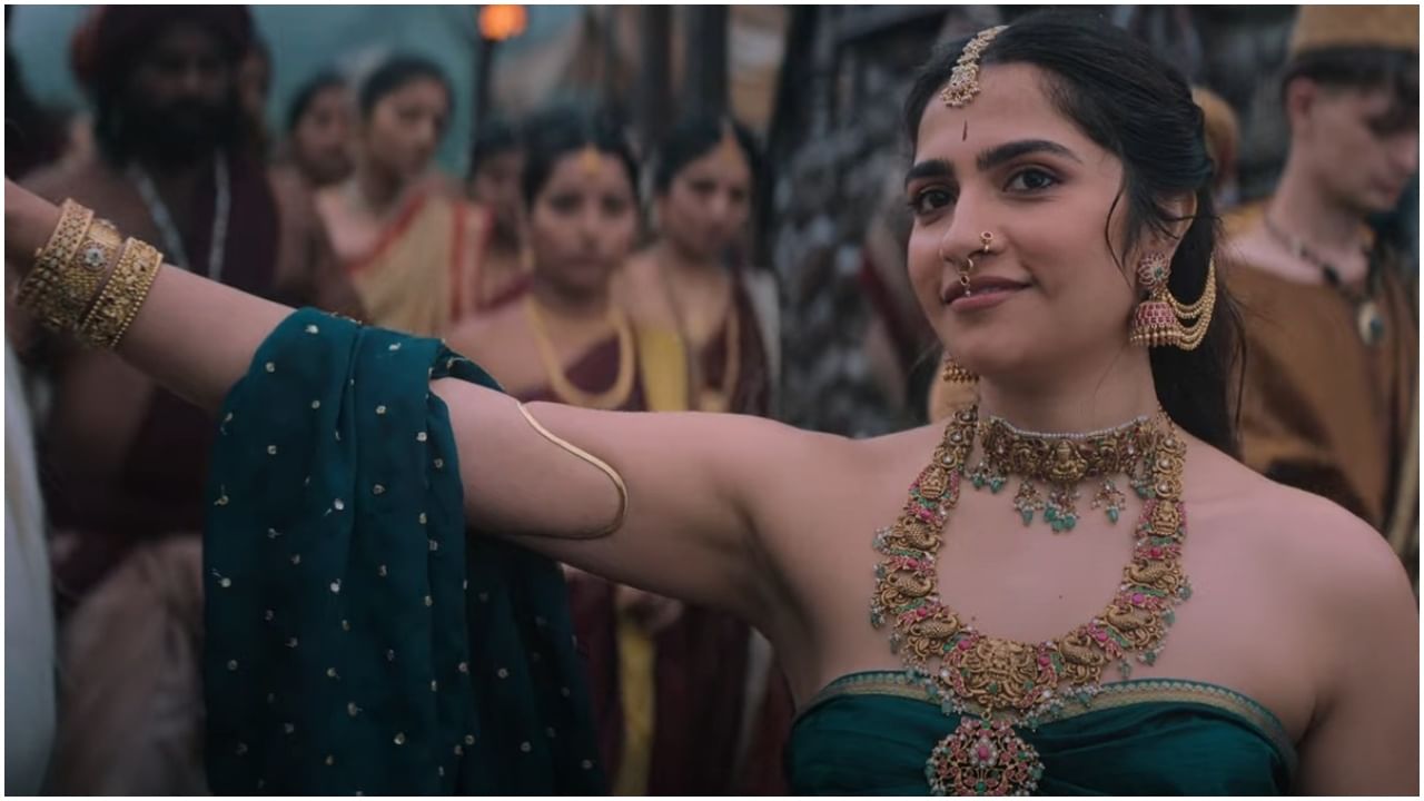 ‘ಕಾಂತಾರ: ಚಾಪ್ಟರ್ 1’ ಸಿನಿಮಾದ ಟ್ರೇಲರ್ ರಿಲೀಸ್ ಆಗಿದೆ. ಈ ಟ್ರೇಲರ್ ಮೆಚ್ಚುಗೆ ಪಡೆದಿದೆ. ಈ ಚಿತ್ರದಲ್ಲಿ ರುಕ್ಮಿಣಿ ವಂಸತ್ ಅವರು ಯುವರಾಣಿ ಪಾತ್ರದಲ್ಲಿ ಕಾಣಿಸಿಕೊಂಡಿದ್ದಾರೆ. ಅವರ ಸೌಂದರ್ಯಕ್ಕೆ ಅನೇಕರು ಫಿದಾ ಆಗಿದ್ದಾರೆ.
