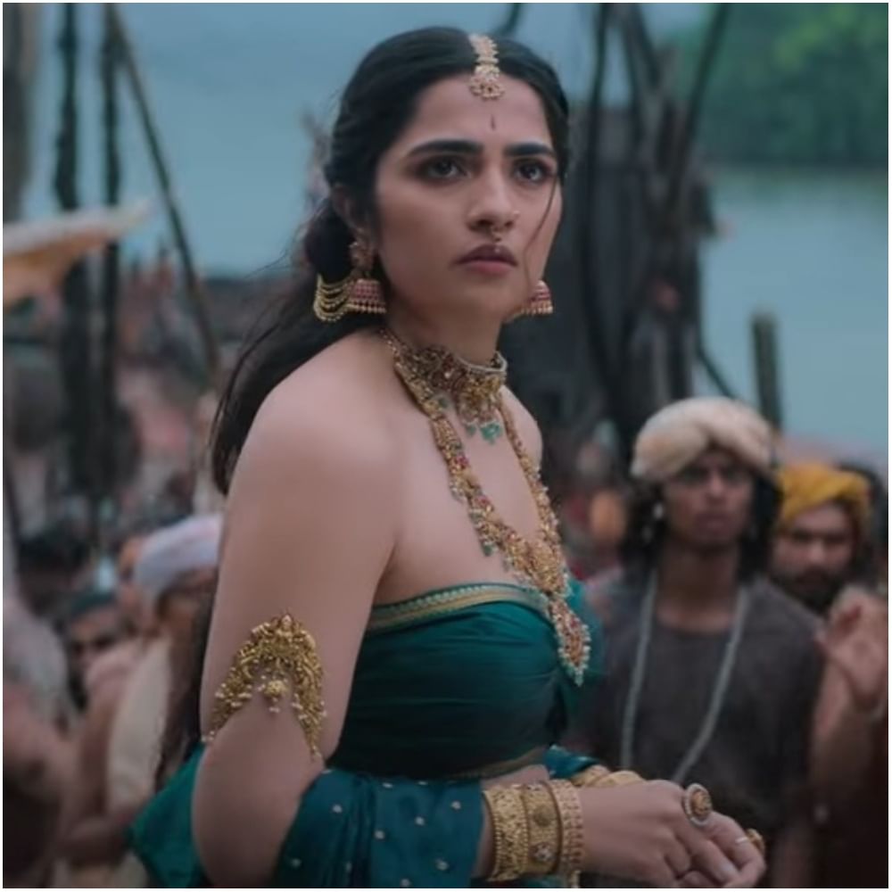 ‘ಕಾಂತಾರ: ಚಾಪ್ಟರ್ 1’ ಸಿನಿಮಾ ಸಾಕಷ್ಟು ನಿರೀಕ್ಷೆ ಹುಟ್ಟುಹಾಕಿದೆ. ರುಕ್ಮಿಣಿ ವಸಂತ್ ಹಾಗೂ ರಿಷಬ್ ಶೆಟ್ಟಿ ಪಾತ್ರ ಸಾಕಷ್ಟು ಗಮನ ಸೆಳೆದಿದೆ. ಈ ಚಿತ್ರಕ್ಕೆ ರಿಷಬ್ ನಿರ್ದೇಶನ ಇದೆ. ಹೊಂಬಾಳೆ ಫಿಲ್ಮ್ಸ್ ಚಿತ್ರವನ್ನು ಅದ್ದೂರಿಯಾಗಿ ನಿರ್ಮಾಣ ಮಾಡಿದೆ.