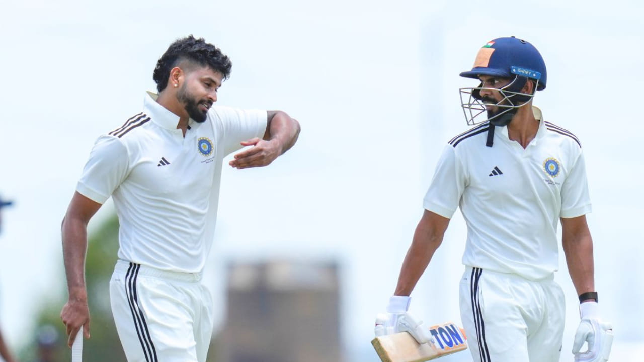 ತಂಡದ ಪರ 4ನೇ ಕ್ರಮಾಂಕದಲ್ಲಿ ಬ್ಯಾಟಿಂಗ್​ಗೆ ಬಂದ ರುತುರಾಜ್ ಮೊದಲು 13 ಬೌಂಡರಿಗಳ ಸಹಾಯದಿಂದ ಶತಕ ಪೂರೈಸಿದರು.  70 ಕ್ಕಿಂತ ಹೆಚ್ಚು ಸ್ಟ್ರೈಕ್ ರೇಟ್‌ನಲ್ಲಿ ಬ್ಯಾಟ್ ಬೀಸಿದ ರುತುರಾಜ್ ತಮ್ಮ ಪ್ರಥಮ ದರ್ಜೆ ವೃತ್ತಿಜೀವನದ 8 ನೇ ಶತಕ ಗಳಿಸುವಲ್ಲಿ ಯಶಸ್ವಿಯಾದರು. ಈ ಸಮಯದಲ್ಲಿ ಶ್ರೇಯಸ್ ಅಯ್ಯರ್ ಕೂಡ ಗೈಕ್ವಾಡ್ ಜೊತೆ ಉತ್ತಮ ಜೊತೆಯಾಟ ಕಟ್ಟಿದರು.