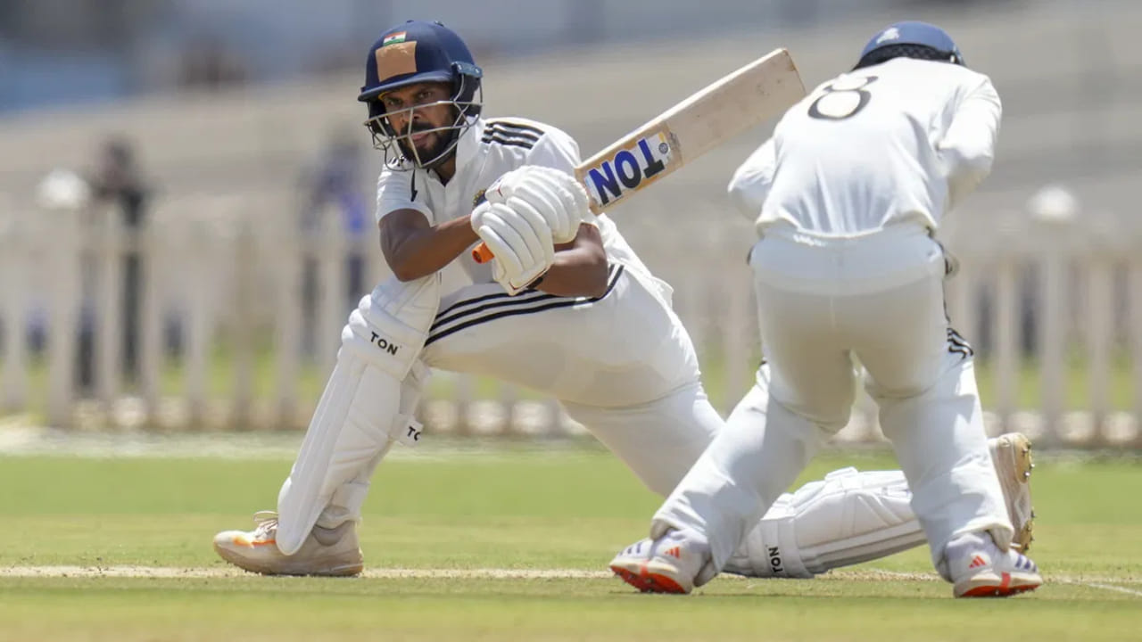 ಇದು ಮಾತ್ರವಲ್ಲದೆ ರುತುರಾಜ್ ಹಾಗೂ ಆರ್ಯ ದೇಸಾಯಿ 80 ರನ್​ಗಳ ಜೊತೆಯಾಟವನ್ನು ಕಟ್ಟಿದರು. ಇನ್ನು ಕೆಳಕ್ರಮಾಂಕದಲ್ಲಿ ತನುಶ್ ಕೋಟ್ಯಾನ್ ಅವರಿಂದ ಉತ್ತಮ ಬೆಂಬಲ ಪಡೆದ ರುತುರಾಜ್ 150 ರನ್​ಗಳನ್ನು ಸಹ ಪೂರೈಸಿದರು. ಇದರೊಂದಿಗೆ ದ್ವಿಶತಕದತ್ತ ಸಾಗುತ್ತಿದ್ದ ರುತುರಾಜ್ 206 ಎಸೆತಗಳಲ್ಲಿ 15 ಬೌಂಡರಿ ಹಾಗೂ 1 ಸಿಕ್ಸರ್ ಸಹಿತ 184 ರನ್ ಬಾರಿಸಿ ವಿಕೆಟ್ ಒಪ್ಪಿಸಿದರು.