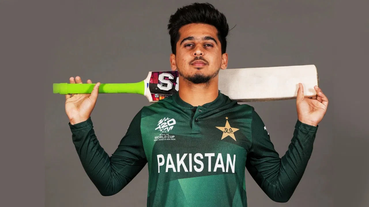 ಈ ಬಾರಿಯ ಏಷ್ಯಾಕಪ್ನಲ್ಲಿ ಹ್ಯಾಟ್ರಿಕ್ ಡಕ್ ಔಟ್ ಆಗಿ ಅನಗತ್ಯ ದಾಖಲೆ ಬರೆದ ಪಾಕಿಸ್ತಾನ್ ತಂಡದ ಯುವ ದಾಂಡಿಗ ಸೈಮ್ ಅಯ್ಯೂಬ್ (Saim Ayub) ಹೆಸರಿಗೆ ಮತ್ತೊಂದು ದಾಖಲೆ ಸೇರ್ಪಡೆಯಾಗಿದೆ. ಅದು ಅತ್ಯಧಿಕ ಬಾರಿ ಸೊನ್ನೆ ಸುತ್ತುವ ಮೂಲಕ ಎಂಬುದು ವಿಶೇಷ.