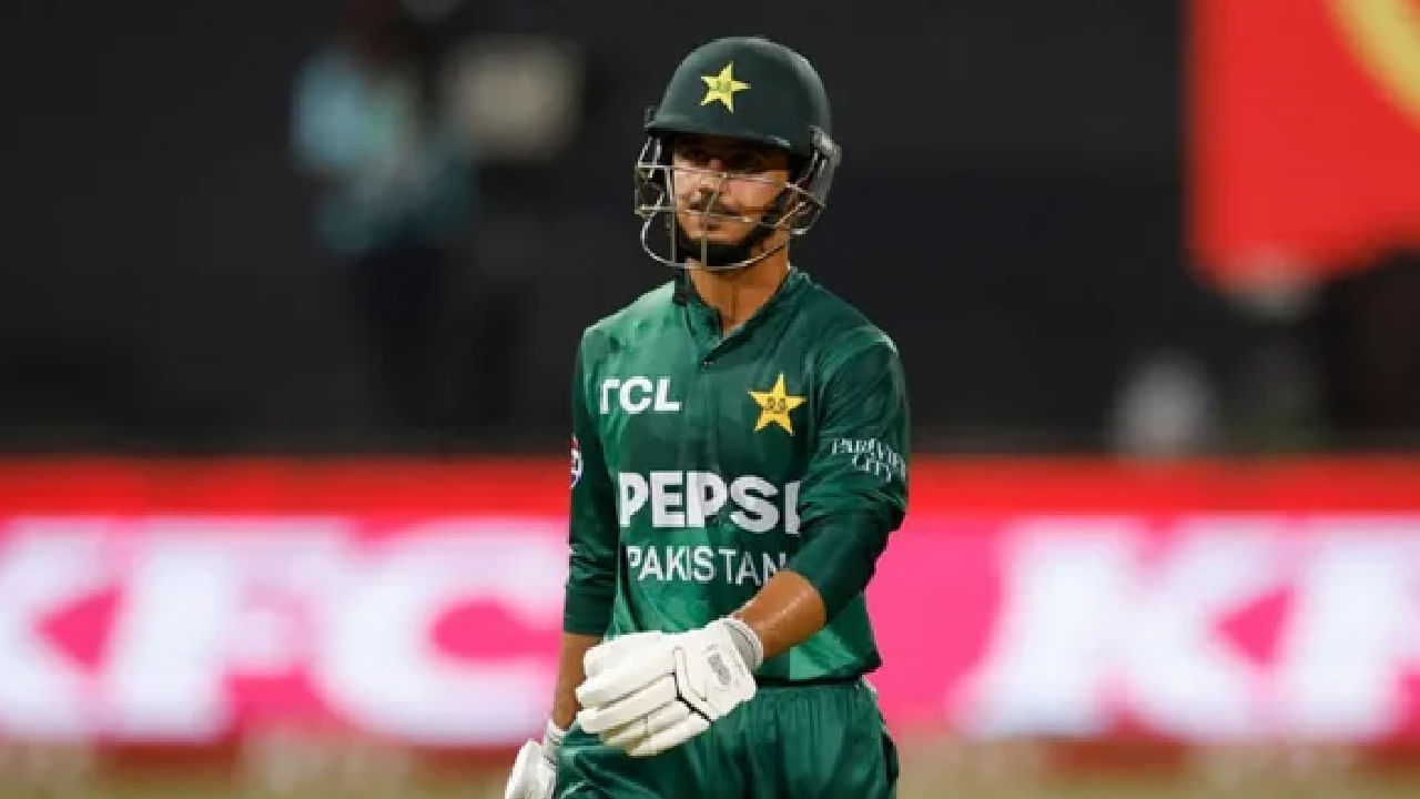 ಇದೀಗ ಸೈಮ್ ಅಯ್ಯೂಬ್ ಅಫ್ರಿದಿಯನ್ನು ಹಿಂದಿಕ್ಕಿ ದ್ವಿತೀಯ ಸ್ಥಾನಕ್ಕೇರಿದ್ದಾರೆ. ಈ ಬಾರಿಯ ಏಷ್ಯಾಕಪ್​ನಲ್ಲಿ 6 ಇನಿಂಗ್ಸ್ ಆಡಿರುವ ಸೈಮ್ ಒಟ್ಟು 4 ಬಾರಿ ಡಕ್ ಔಟ್ ಆಗಿದ್ದಾರೆ. ಇದರೊಂದಿಗೆ ಸೈಮ್ ಅಯ್ಯೂಬ್ ಅವರ ಒಟ್ಟು ಸೊನ್ನೆಗಳ ಸಂಖ್ಯೆ 9 ಕ್ಕೇರಿದೆ.