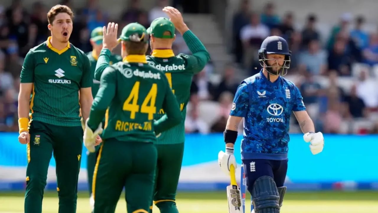 ಏಕದಿನ ಹಾಗೂ ಟಿ20 ಸರಣಿಗಾಗಿ ಇಂಗ್ಲೆಂಡ್‌ ಪ್ರವಾಸ ಮಾಡಿರುವ ದಕ್ಷಿಣ ಆಫ್ರಿಕಾ ತಂಡ ಏಕದಿನ ಸರಣಿಯ ಮೊದಲ ಎರಡು ಪಂದ್ಯಗಳನ್ನು ಗೆದ್ದುಕೊಳ್ಳುವ ಮೂಲಕ ಇಂಗ್ಲೆಂಡ್‌ ನೆಲದಲ್ಲಿ ಇತಿಹಾಸ ನಿರ್ಮಿಸಿದೆ. ಹಾಗೆಯೇ ಇನ್ನೊಂದು ಪಂದ್ಯ ಬಾಕಿ ಇರುವಂತೆಯೇ ಏಕದಿನ ಸರಣಿಯನ್ನು ತನ್ನದಾಗಿಸಿಕೊಂಡಿದೆ.