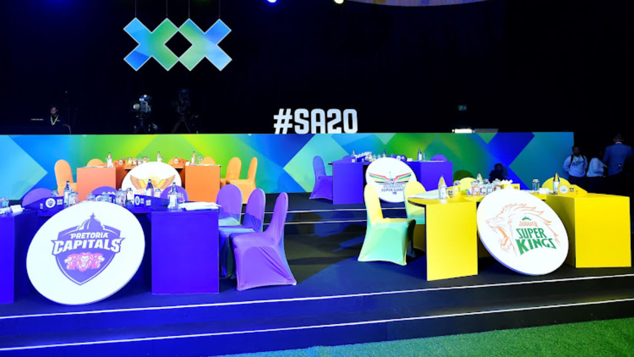 ನಾಲ್ಕನೇ ಆವೃತ್ತಿಯ ಎಸ್​ಎ20 ಲೀಗ್​ನ ಹರಾಜು ಇಂದು ಜೋಹಾನ್ಸ್‌ಬರ್ಗ್‌ನಲ್ಲಿ ನಡೆಯಿತು. ಈ ಹರಾಜಿನಲ್ಲೊ ನಿರೀಕ್ಷೆಯಂತೆಯೇ ದಕ್ಷಿಣ ಆಫ್ರಿಕಾ ತಂಡದ ಸ್ಟಾರ್ ಆಟಗಾರರ ಮೇಲೆ ಹಣದ ಮಳೆಯೇ ಸುರಿಯಿತು. ಅದರಲ್ಲೂ ಕೆಲವೇ ದಿನಗಳ ಹಿಂದೆ ಸಿಡಿಲಬ್ಬರದ ಶತಕ ಸಿಡಿಸಿ ಎಲ್ಲರ ಗಮನ ಸೆಳೆದಿದ್ದ ಡೆವಾಲ್ಡ್ ಬ್ರೆವಿಸ್ ಅವರನ್ನು ದಾಖಲೆಯ ಮೊತ್ತಕ್ಕೆ ಖರೀದಿಸಲಾಗಿದೆ.