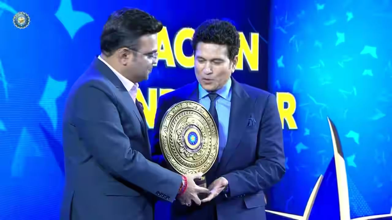 ಪ್ರಸ್ತುತ ಖಾಲಿಯಾಗಿರುವ ಬಿಸಿಸಿಐ ಅಧ್ಯಕ್ಷರ ಹುದ್ದೆಗೆ ಹಲವು ದಿಗ್ಗಜರ ಹೆಸರು ಕೇಳಿಬರುತ್ತಿದೆ. ಆದರೆ ಆ ಸುದ್ದಿಗಳಿಗೆ ಯಾವುದೇ ಪುರಾವೆಯಿಲ್ಲ. ಇದೆಲ್ಲವುಗಳ ನಡುವೆ ಟೀಂ ಇಂಡಿಯಾದ ಮಾಜಿ ಕ್ರಿಕೆಟಿಗ ಸಚಿನ್ ತೆಂಡೂಲ್ಕರ್ ಈ ಹುದ್ದೆಯನ್ನು ವಹಿಸಿಕೊಳ್ಳಬಹುದು ಎಂದು ಕೆಲವು ವರದಿಗಳು ಹೇಳಿವೆ. 