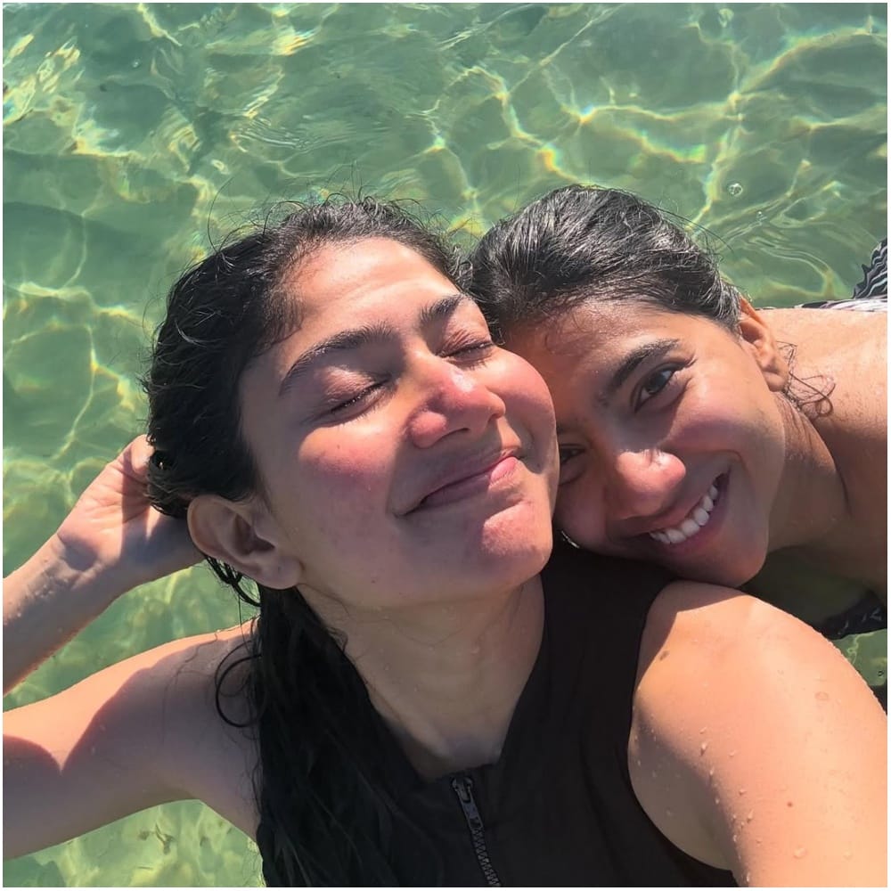 ಸಾಯಿ ಪಲ್ಲವಿ ಅವರ ಇತ್ತೀಚಿಗಿನ ವೆಕೇಶನ್ ಫೋಟೋಗಳು ವೈರಲ್ ಆಗಿವೆ. ಈ ಫೋಟೋದಲ್ಲಿ ಅವರು ಸಹೋದರಿ ಪೂಜಾ ಕಣ್ಣನ್ ಜೊತೆ ಕಾಣಿಸಿಕೊಂಡಿದ್ದಾರೆ. ಈ ಫೋಟೋಗೆ ಫ್ಯಾನ್ಸ್ ಕಡೆಯಿಂದ ಭರ್ಜರಿ ಲೈಕ್ಸ್ ಸಿಕ್ಕಿದೆ.