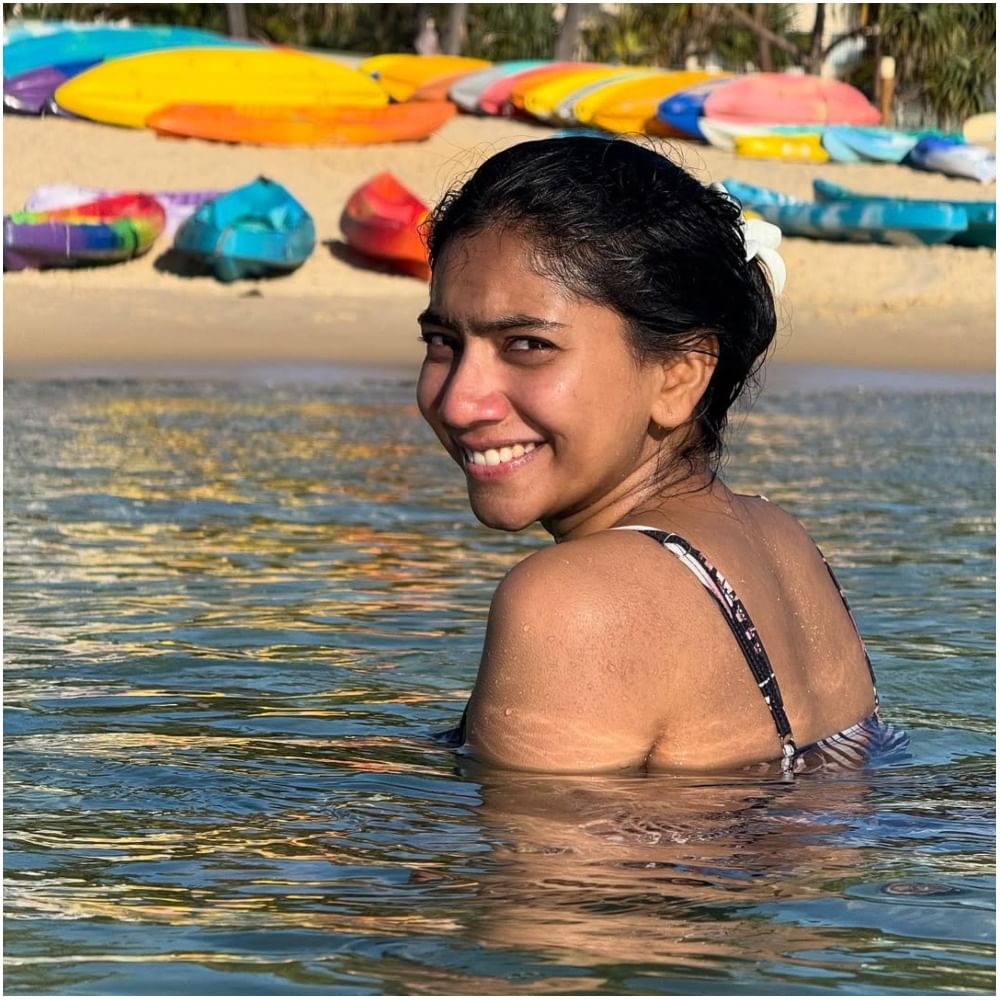 ಸಾಯಿ ಪಲ್ಲವಿ ಹಾಗೂ ಪೂಜಾ ಕಣ್ಣನ್ ನೋಡೋಕೆ ಒಂದೇ ರೀತಿ ಇದ್ದಾರೆ ಎಂದು ಅನೇಕರು ಹೇಳಿದ್ದು ಇದೆ. ಪೂಜಾ ಕಣ್ಣನ್ ನೋಡೋಕೆ ಥೇಟ್ ಪಲ್ಲವಿ ರೀತಿಯೇ ಇದ್ದಾರೆ. ಒಮ್ಮೊಮ್ಮೆ ಪೂಜಾ ಅವರೇ ಸಾಯಿ ಪಲ್ಲವಿ ರೀತಿ ಕಾಣಿಸೋದು ಇದೆ. ಅಂದಹಾಗೆ ಈ ಫೋಟೋದಲ್ಲಿ ಇರೋದು ಸಾಯಿ ಪಲ್ಲವಿ ಅಲ್ಲ, ಪೂಜಾ.