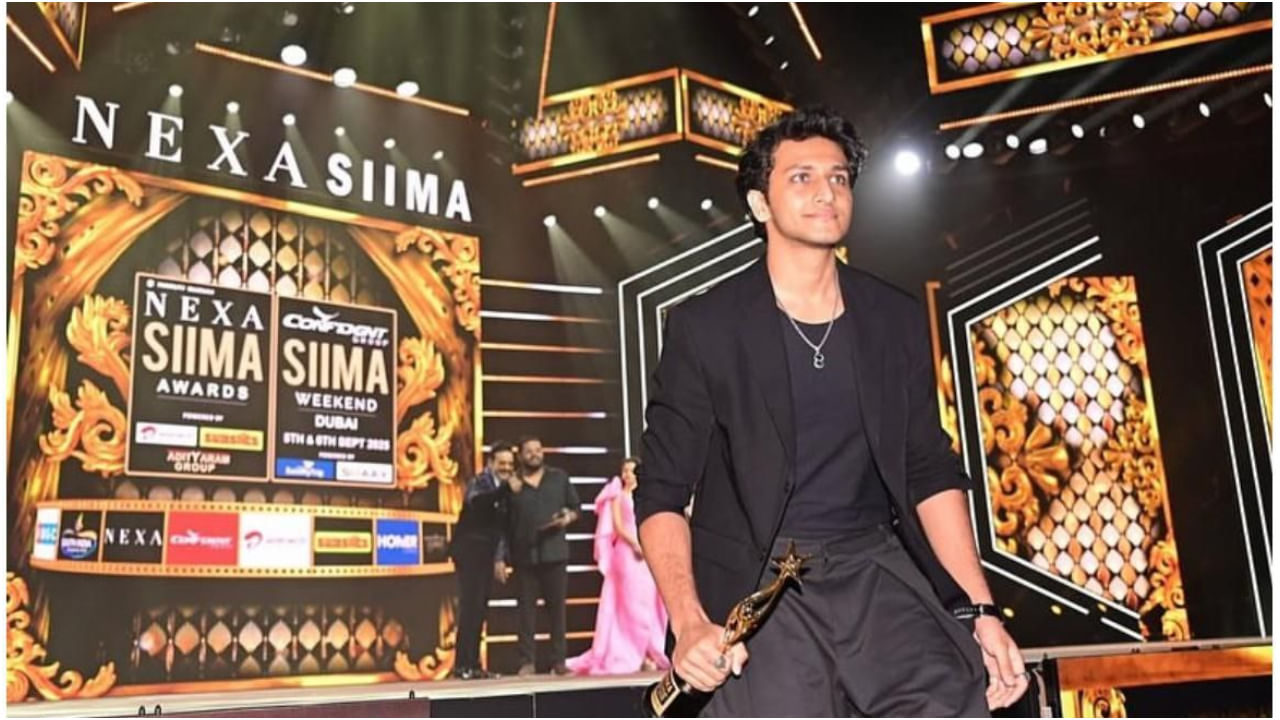 ದುಬೈನಲ್ಲಿ 13ನೇ ದಕ್ಷಿಣ ಭಾರತ ಅಂತಾರಾಷ್ಟ್ರೀಯ ಸಿನಿಮಾ ಪ್ರಶಸ್ತಿ (SIIMA) ಸಮಾರಂಭ ನಡೆದಿದೆ. ಚಿತ್ರರಂಗ ಹಲವು ಸೆಲೆಬ್ರಿಟಿಗಳು ಇದರಲ್ಲಿ ಭಾಗಿ ಆಗಿದ್ದಾರೆ. ಸಮರ್ಜಿತ್ ಅವರು ಅವಾರ್ಡ್ ಹಿಡಿದು ಸಂಭ್ರಮಿಸಿದ್ದಾರೆ.