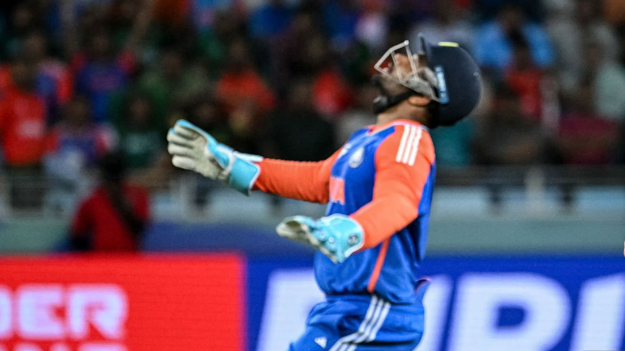 ಇದಾದ ಬಳಿಕ 65, 67 ರನ್ ಗಳಿಸಿದ್ದ ವೇಳೆ ಶಿವಂ ದುಬೆ ಎರಡು ಬಾರಿ ಕ್ಯಾಚ್ ಕೈಬಿಟ್ಟರು. ಇನ್ನು 67 ರನ್ ಗಳಿಸಿದ್ದಾಗ ವಿಕೆಟ್ ಕೀಪರ್ ಸಂಜು ಸ್ಯಾಮ್ಸನ್ ಕೂಡ ಕ್ಯಾಚ್ ಕೈಚೆಲ್ಲಿದರು. ಈ ಮೂಲಕ ಟೀಮ್ ಇಂಡಿಯಾ ಫೀಲ್ಡರ್ಗಳು ಸೈಫ್ ಹಸನ್ಗೆ ಬರೋಬ್ಬರಿ 4 ಜೀವದಾನಗಳನ್ನು ನೀಡಿದ್ದಾರೆ.