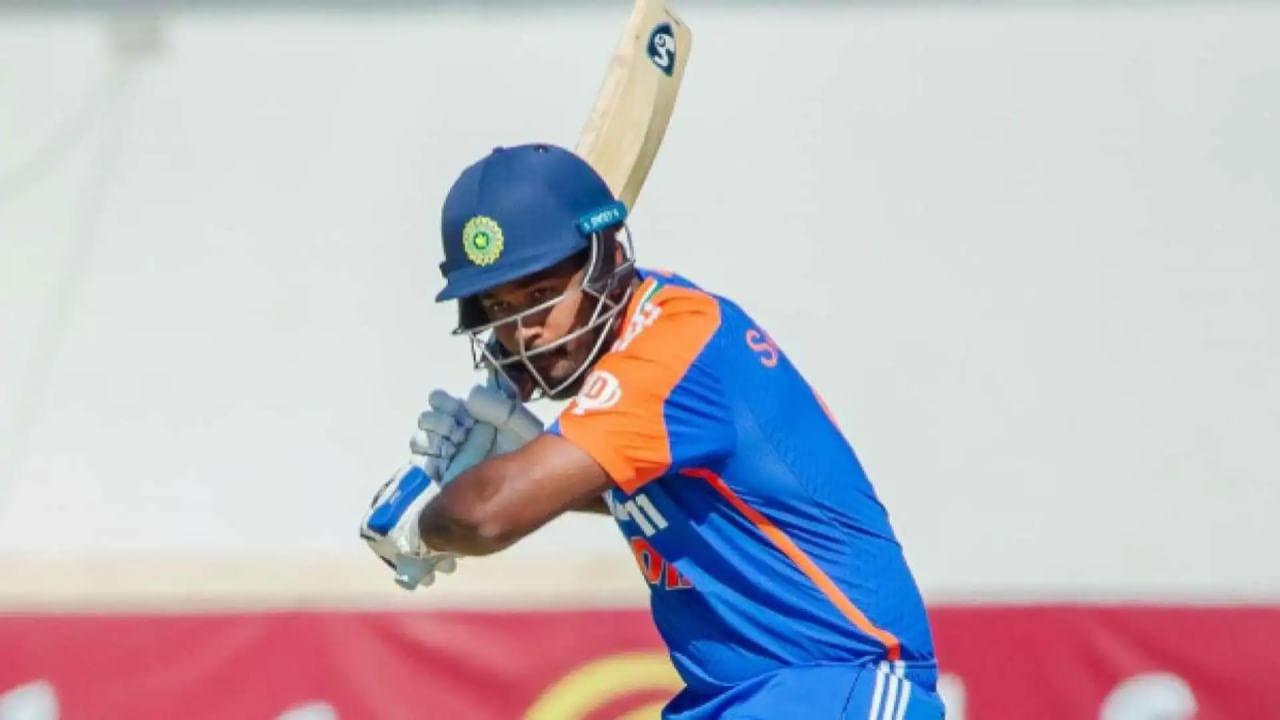 ಇದರ ಹೊರತಾಗಿಯೂ ಸಂಜು ಟಿ20 ಏಷ್ಯಾ ಕಪ್‌ನಲ್ಲಿ ಅರ್ಧಶತಕ ಗಳಿಸಿದ ಮೊದಲ ಭಾರತೀಯ ವಿಕೆಟ್‌ಕೀಪರ್ ಎಂಬ ಹೆಗ್ಗಳಿಕೆಗೂ ಪಾತ್ರರಾದರು ಎಂಬುದು ಗಮನಿಸಬೇಕಾದ ಸಂಗತಿ. ಇದು ಮಾತ್ರವಲ್ಲದೆ ಸಂಜು ಅಂತರರಾಷ್ಟ್ರೀಯ ಟಿ20ಯಲ್ಲಿ 50 ಸಿಕ್ಸರ್‌ಗಳ ಮೈಲಿಗಲ್ಲನ್ನು ದಾಟಿದರು. ಸಂಜು ಇದುವರೆಗೆ ಆಡಿರುವ 45 ಪಂದ್ಯಗಳ 39 ಇನ್ನಿಂಗ್ಸ್‌ಗಳಲ್ಲಿ ಈ ಸಾಧನೆ ಮಾಡಿದ್ದಾರೆ.