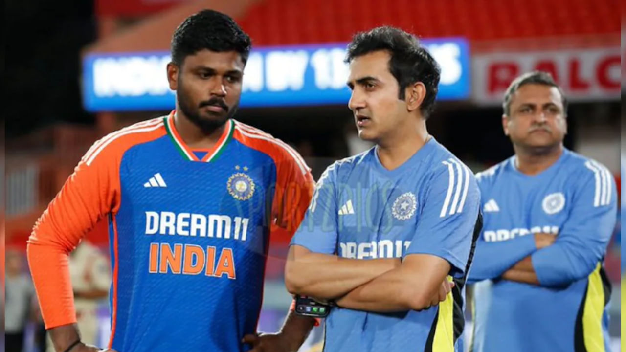 2025 ರ ಏಷ್ಯಾಕಪ್ ಇಂದಿನಿಂದ ಆರಂಭವಾಗುತ್ತಿದೆ. ಆದಾಗ್ಯೂ ಹಾಲಿ ಚಾಂಪಿಯನ್ ಟೀಂ ಇಂಡಿಯಾ ಸೆಪ್ಟೆಂಬರ್ 10 ರಂದು ಯುಎಇ ವಿರುದ್ಧ ತನ್ನ ಮೊದಲ ಪಂದ್ಯವನ್ನು ಆಡಲಿದೆ. ಆದರೆ ಈ ಪಂದ್ಯಕ್ಕೂ ಮುನ್ನ ಟೀಂ ಇಂಡಿಯಾದ ಪ್ಲೇಯಿಂಗ್ ಇಲೆವೆನ್ ಬಗ್ಗೆ ಸಾಕಷ್ಟು ಚರ್ಚೆ ನಡೆಯುತ್ತಿದೆ. ಅದರಲ್ಲಿ ದೊಡ್ಡ ಪ್ರಶ್ನೆ ಎಂದರೆ ಸಂಜು ಸ್ಯಾಮ್ಸನ್​ಗೆ ಆಡುವ ಹನ್ನೊಂದರ ಬಳಗದಲ್ಲಿ ಸ್ಥಾನ ಸಿಗಲಿದೆಯಾ ಎಂಬುದಾಗಿದೆ. 