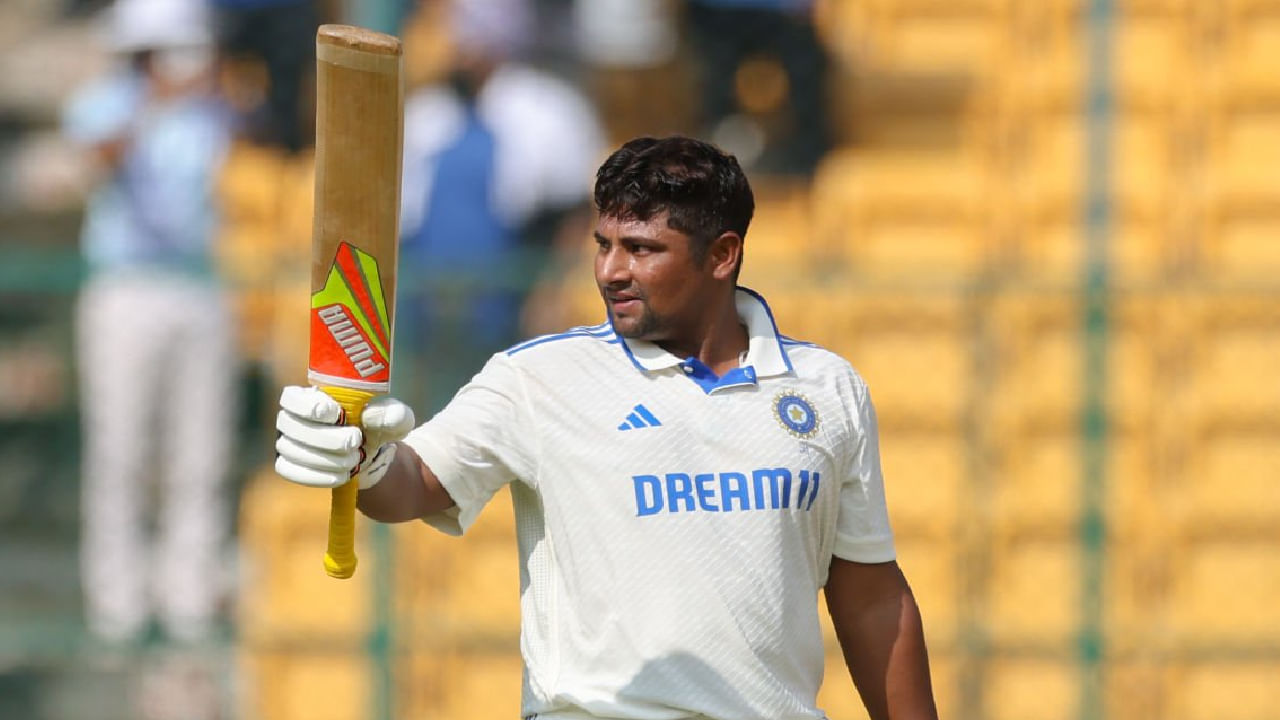 ದುಲೀಪ್ ಟ್ರೋಫಿ ಟೂರ್ನಿಯ ಸೆಮಿಫೈನಲ್​ನಲ್ಲಿ ಪಶ್ಚಿಮ ವಲಯ ಪರ ಕಣಕ್ಕಿಳಿಯಲು ಸಜ್ಜಾಗಿದ್ದ ಸರ್ಫರಾಝ್ ಖಾನ್ ಗಾಯಗೊಂಡಿದ್ದಾರೆ. ಹೀಗಾಗಿ ಸೆಪ್ಟೆಂಬರ್ 4 ರಿಂದ ಶುರುವಾಗಲಿರುವ ಕೇಂದ್ರ ವಲಯ ವಿರುದ್ಧದ ಸೆಮಿಫೈನಲ್ ಪಂದ್ಯದಲ್ಲಿ ಸರ್ಫರಾಝ್ ಖಾನ್ ಕಣಕ್ಕಿಳಿಯುವುದಿಲ್ಲ ಎಂದು ವರದಿಯಾಗಿದೆ.