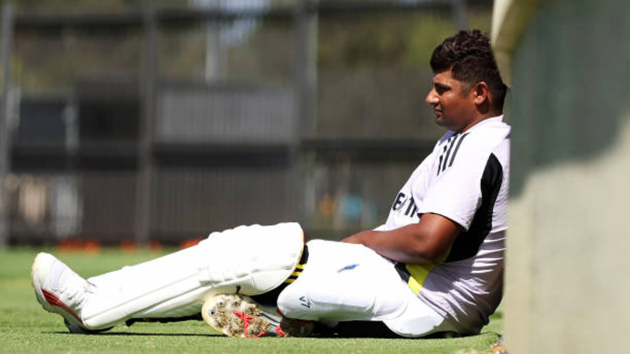 ಈ ಎರಡು ಭರ್ಜರಿ ಶತಕಗಳ ಹುಮ್ಮಸ್ಸಿನೊಂದಿಗೆ ಸರ್ಫರಾಝ್ ಖಾನ್ ದುಲೀಪ್ ಟ್ರೋಫಿ ಟೂರ್ನಿಯಲ್ಲಿ ಕಣಕ್ಕಿಳಿಯಲು ಸಜ್ಜಾಗಿದ್ದರು. ಆದರೀಗ ಗಾಯಗೊಂಡಿರುವ ಅವರು ಟೂರ್ನಿಯಿಂದ ಹೊರಗುಳಿಯಲು ನಿರ್ಧರಿಸಿದ್ದಾರೆ ಎಂದು ತಿಳಿದು ಬಂದಿದೆ. ಇತ್ತ ಈ ಬಾರಿಯ ದುಲೀಪ್ ಟ್ರೋಫಿಯಲ್ಲಿ ಸರ್ಫರಾಝ್ ಖಾನ್ ಮಿಂಚಿದ್ದರೆ ವೆಸ್ಟ್ ಇಂಡೀಸ್ ವಿರುದ್ಧದ ಟೆಸ್ಟ್ ಸರಣಿಗೆ ಆಯ್ಕೆಯಾಗುವ ಸಾಧ್ಯತೆಯಿತ್ತು. ಆದರೆ ದುರಾದೃಷ್ಟ ಗಾಯದಿಂದಾಗಿ ಅವರು ದುಲೀಪ್ ಟ್ರೋಫಿಯಲ್ಲಿ ಕಣಕ್ಕಿಳಿಯಲು ಸಾಧ್ಯವಾಗುತ್ತಿಲ್ಲ..!