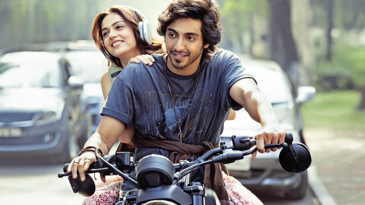 ಯಾವುದೇ ಅಬ್ಬರದ ಪ್ರಚಾರವಿಲ್ಲದೆ ಬಿಡುಗಡೆ ಆಗಿ ಚಿತ್ರಮಂದಿರಗಳಲ್ಲಿ ಅದ್ಧೂರಿ ಪ್ರದರ್ಶನ ಕಂಡ ಯುವ ನಟ-ನಟಿಯರ ಸಿನಿಮಾ ‘ಸೈಯ್ಯಾರ’ ಈ ವಾರ ಒಟಿಟಿಗೆ ಬಂದಿದೆ. ಬಾಕ್ಸ್ ಆಫೀಸ್ನಲ್ಲಿ ಭಾರಿ ಕಲೆಕ್ಷನ್ ಮಾಡಿರುವ ಈ ಸಿನಿಮಾ ನೆಟ್ಫ್ಲಿಕ್ಸ್ನಲ್ಲಿ ವೀಕ್ಷಣೆಗೆ ಲಭ್ಯವಿದೆ.