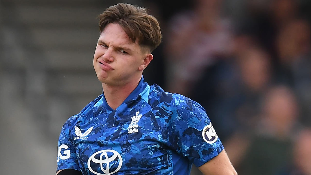 ಸೌತ್ ಆಫ್ರಿಕಾ ವಿರುದ್ಧದ ಮೊದಲ ಏಕದಿನ ಪಂದ್ಯದ ಮೂಲಕ ಇಂಗ್ಲೆಂಡ್ನ ಯುವ ವೇಗಿ ಸೋನಿ ಬೇಕರ್ (Sonny Baker) ಅಂತಾರಾಷ್ಟ್ರೀಯ ಕ್ರಿಕೆಟ್ಗೆ ಪಾದಾರ್ಪಣೆ ಮಾಡಿದ್ದಾರೆ. ಈ ಪಾದಾರ್ಪಣೆ ಪಂದ್ಯದಲ್ಲೇ ದುಬಾರಿಯಾಗುವ ಮೂಲಕ ಸೋನಿ ಬೇಡದ ದಾಖಲೆಯೊಂದಕ್ಕೆ ಕೊರೊಳೊಡ್ಡಿದ್ದಾರೆ.