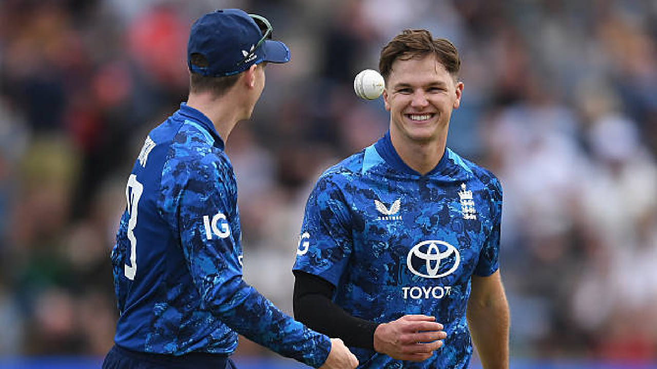 ಅತ್ತ ಐಡೆನ್ ಮಾರ್ಕ್ರಾಮ್ ಆರ್ಭಟದಿಂದ ಸೋನಿ ಬೇಕರ್ ಸಂಪೂರ್ಣ ಲಯ ತಪ್ಪಿದರು. ಪರಿಣಾಮ 22 ವರ್ಷದ ಯುವ ವೇಗಿ  7 ಓವರ್​ಗಳಲ್ಲಿ 76 ರನ್​ ಚಚ್ಚಿಸಿಕೊಂಡರು. ಇದರೊಂದಿಗೆ ಇಂಗ್ಲೆಂಡ್ ಪರ ಏಕದಿನ ಪಾದಾರ್ಪಣೆ ಪಂದ್ಯದಲ್ಲಿ ಅತ್ಯಧಿಕ ರನ್ ನೀಡಿದ ಬೌಲರ್ ಎಂಬ ಅನಗತ್ಯ ದಾಖಲೆ ಸೋನಿ ಬೇಕರ್ ಪಾಲಾಯಿತು.