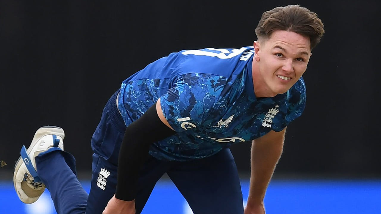 ಇದೀಗ ಈ ಅನಗತ್ಯ ದಾಖಲೆಯನ್ನು ಸೋನಿ ಬೇಕರ್ ತಮ್ಮದಾಗಿಸಿಕೊಂಡಿದ್ದಾರೆ. ಸೌತ್ ಆಫ್ರಿಕಾ ವಿರುದ್ಧದ ಪಂದ್ಯದಲ್ಲಿ 7 ಓವರ್​ಗಳಲ್ಲಿ 10.90 ಸರಾಸರಿಯಲ್ಲಿ 76 ರನ್ ನೀಡುವ ಸೋನಿ ಅತ್ಯಂತ ಕಳಪೆ ದಾಖಲೆಯೊಂದಿಗೆ ಏಕದಿನ ಕೆರಿಯರ್ ಆರಂಭಿಸಿದ್ದಾರೆ.