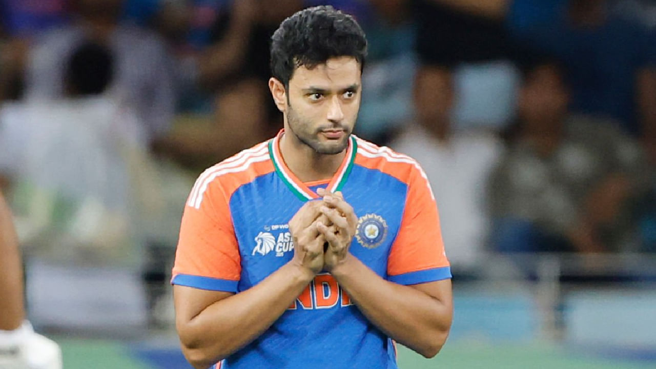 ಒಂದು ವೇಳೆ ಹಾರ್ದಿಕ್ ಪಾಂಡ್ಯ ಪಾಕಿಸ್ತಾನ್ ವಿರುದ್ಧದ ಪಂದ್ಯದಿಂದ ಹೊರಗುಳಿದರೆ, ಅವರ ಬದಲಿಗೆ ಶಿವಂ ದುಬೆ ಪ್ಲೇಯಿಂಗ್ ಇಲೆವೆನ್ನಲ್ಲಿ ಕಾಣಿಸಿಕೊಳ್ಳುವುದು ಖಚಿತ. ಏಕೆಂದರೆ ಕಳೆದ 5 ಪಂದ್ಯಗಳಲ್ಲಿ ಶಿವಂ ದುಬೆ ಭಾರತ ತಂಡದ ಪ್ಲೇಯಿಂಗ್ ಇಲೆವೆನ್ನ ಭಾಗವಾಗಿದ್ದರು. ಇದಾಗ್ಯೂ ಶ್ರೀಲಂಕಾ ವಿರುದ್ಧದ ಪಂದ್ಯದಿಂದ ಅವರನ್ನು ಹೊರಗಿಡಲಾಗಿತ್ತು.