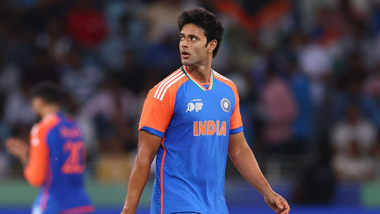 ಹೌದು, ಟಿ20 ಕ್ರಿಕೆಟ್ನಲ್ಲಿ ಸತತ 35 ಪಂದ್ಯಗಳಲ್ಲಿ ಗೆಲುವಿನ ನಗೆ ಬೀರಿದ ವಿಶ್ವದ ಮೊದಲ ಆಟಗಾರನೆಂಬ ವಿಶ್ವ ದಾಖಲೆ ಶಿವಂ ದುಬೆ ಪಾಲಾಗಿದೆ. ಅಂದರೆ ದುಬೆ ಕಣಕ್ಕಿಳಿದ ಕಳೆದ 35 ಟಿ20 ಪಂದ್ಯಗಳಲ್ಲಿ ಟೀಮ್ ಇಂಡಿಯಾ ಒಮ್ಮೆಯೂ ಸೋತಿಲ್ಲ ಎಂಬುದು ವಿಶೇಷ.