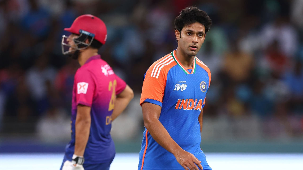 ಆ ಬಳಿಕ ಇಂಗ್ಲೆಂಡ್ ವಿರುದ್ಧದ 5 ಪಂದ್ಯಗಳ ಸರಣಿಯ ಕೊನೆಯ ಎರಡು ಪಂದ್ಯಗಳಲ್ಲಿ ದುಬೆ ಕಣಕ್ಕಿಳಿದಿದ್ದಾರೆ. ಈ ಮ್ಯಾಚ್ಗಳಲ್ಲೂ ಟೀಮ್ ಇಂಡಿಯಾ ಗೆಲುವು ದಾಖಲಿಸಿತ್ತು. ಇದೀಗ ಏಷ್ಯಾಕಪ್ನಲ್ಲಿ ಆಡಿದ ಎಲ್ಲಾ ಪಂದ್ಯಗಳಲ್ಲೂ ಭಾರತ ತಂಡ ಗೆಲುವು ದಾಖಲಿಸಿದೆ. ಇದರೊಂದಿಗೆ ಟಿ20 ಅಂತಾರಾಷ್ಟ್ರೀಯ ಕ್ರಿಕೆಟ್ ಇತಿಹಾಸದಲ್ಲಿ ಸತತ 35 ಪಂದ್ಯಗಳಲ್ಲಿ ಗೆಲುವು ನೋಡಿದ ವಿಶ್ವದ ಮೊದಲ ಆಟಗಾರ ಎಂಬ ವಿಶ್ವ ದಾಖಲೆ ಶಿವಂ ದುಬೆ ಪಾಲಾಯಿತು.