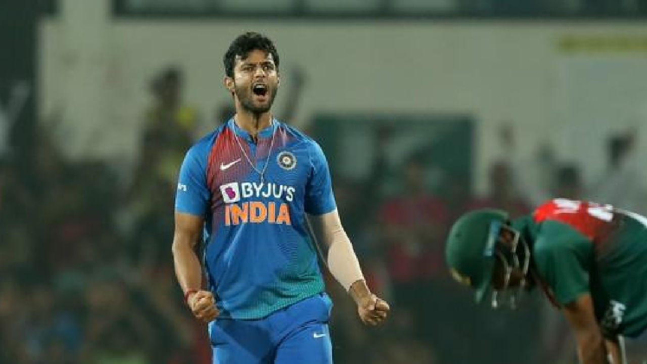 ಶಿವಂ ದುಬೆ ಟೀಮ್ ಇಂಡಿಯಾ ಪರ ಪಾದಾರ್ಪಣೆ ಮಾಡಿದ್ದು 2019 ರಲ್ಲಿ. ಬಾಂಗ್ಲಾದೇಶ್ ವಿರುದ್ಧದ ಸರಣಿಯ ಮೂಲಕ ಅಂತಾರಾಷ್ಟ್ರೀಯ ಕಾಲಿಟ್ಟ ದುಬೆಗೆ ಸೋಲಿನ ಸ್ವಾಗತ ದೊರೆತಿತ್ತು. ಅಂದರೆ ದುಬೆ ಆಡಿದ ಮೊದಲ ಪಂದ್ಯದಲ್ಲೇ ಟೀಮ್ ಇಂಡಿಯಾ 7 ವಿಕೆಟ್ಗಳ ಸೋಲನುಭವಿಸಿತ್ತು. ಇದಾದ ಬಳಿಕ ಶಿವಂ ದುಬೆ ಕಣಕ್ಕಿಳಿದ ಮೂರು ಪಂದ್ಯಗಳಲ್ಲಿ ಟೀಮ್ ಇಂಡಿಯಾ ಜಯ ಸಾಧಿಸಿತ್ತು. ಆದರೆ 5ನೇ ಮ್ಯಾಚ್ನಲ್ಲಿ ಟೀಮ್ ಇಂಡಿಯಾ ಮತ್ತೆ ಸೋಲನುಭವಿಸಿತು.