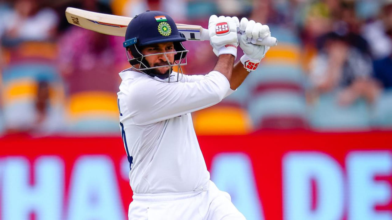 ದಿನದಾಟದಂತ್ಯಕ್ಕೆ ತನುಶ್ ಅಜೇಯ 65ರನ್ ಬಾರಿಸಿ ನಾಳೆಗೆ ಬ್ಯಾಟಿಂಗ್ ಕಾಯ್ದುಕೊಂಡಿದ್ದರೆ, ನಾಯಕ ಶಾರ್ದೂಲ್ ಠಾಕೂರ್ 24 ರನ್ ಬಾರಿಸಿ ಅಜೇಯರಾಗಿ ಉಳಿದಿದ್ದಾರೆ. ಮೊದಲ ದಿನದಾಟದಂತ್ಯಕ್ಕೆ ಪಶ್ಚಿಮ ವಲಯ ತಂಡ 6 ವಿಕೆಟ್ ಕಳೆದುಕೊಂಡು 363 ರನ್ ಕಲೆಹಾಕಿದೆ.