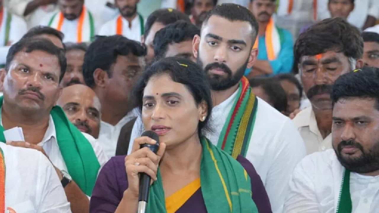 ನನ್ನ ಮಗ ರಾಜಾ ರೆಡ್ಡಿಯೇ ವೈಎಸ್ಆರ್ ಉತ್ತರಾಧಿಕಾರಿ; ವೈಎಸ್ ಶರ್ಮಿಳಾ ಘೋಷಣೆ ನನ್ನ ಮಗ ರಾಜಾ ರೆಡ್ಡಿಯೇ ವೈಎಸ್ಆರ್ ಉತ್ತರಾಧಿಕಾರಿ; ವೈಎಸ್ ಶರ್ಮಿಳಾ ಘೋಷಣೆ