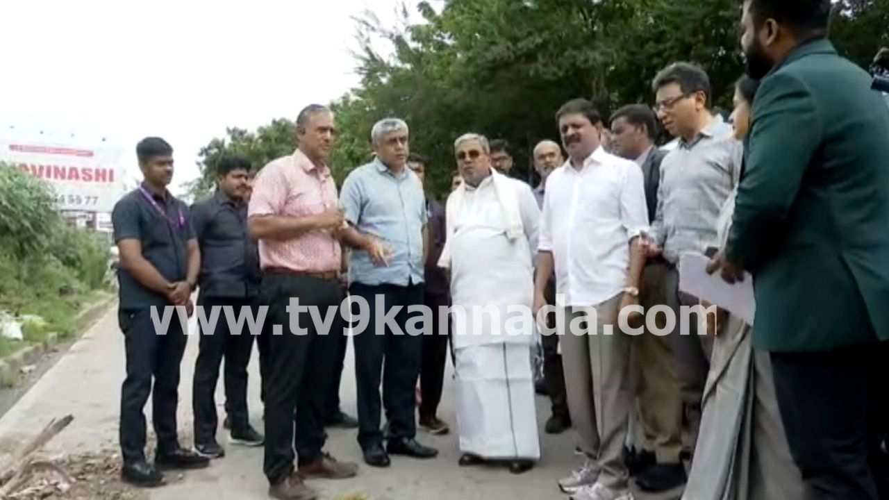 ಬಳಗೆರೆಯ ರಸ್ತೆಯಲ್ಲೇ ಸಾಗಿದ ಸಿಎಂ ಸಿದ್ದರಾಮಯ್ಯ ಈ ಮಾರ್ಗದ ರಸ್ತೆಗಳಲ್ಲಿ ಆಗಿರುವ ಟಾರ್ ಹಾಕುವ ಕಾಮಗಾರಿಗಳ ಕುರಿತು ಮಾಹಿತಿ ಪಡೆದರು. ಇತ್ತ ವಿಬ್ ಗಯರ್ ಸ್ಕೂಲ್ ರಸ್ತೆ ಸೇರಿ ಹಲವೆಡೆ ರಸ್ತೆಗುಂಡಿಗಳನ್ನ ಮುಚ್ಚುವ ಕೆಲಸದ ಮಾಹಿತಿ ಪಡೆದ ಸಿಎಂ ಸಿದ್ದರಾಮಯ್ಯ, ಬೆಂಗಳೂರಿನ ಗುಂಡಿಬಿದ್ದ ರಸ್ತೆಗಳನ್ನ ಸರಪಡಿಸುವಂತೆ ಅಧಿಕಾರಿಗಳಿಗೆ ಸೂಚಿಸಿದರು. ಇತ್ತ ಕೆಲವೆಡೆ ಟಾರ್ ಸರಿಯಾಗಿ ಹಾಕಿಲ್ಲ ಅಂತಾ ಅಸಮಾಧಾನ ವ್ಯಕ್ತಪಡಿಸಿದ ಸಿಎಂ, ಆಯಾ ಗುತ್ತಿಗೆದಾರರು ರಸ್ತೆಗಳನ್ನ ಸರಿಯಾಗಿ ನಿರ್ವಹಣೆ ಮಾಡಬೇಕು ಅಂತಾ ಸೂಚನೆ ನೀಡಿದರು.