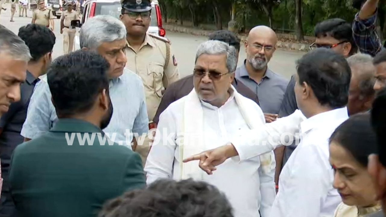 ಕೃಷ್ಣಾ ನಿವಾಸದಿಂದ ಸಿಟಿರೌಂಡ್ಸ್ ಆರಂಭಿಸಿದ ಸಿಎಂ ಸಿದ್ದರಾಮಯ್ಯ ವಿಂಡ್ಸರ್ ಮ್ಯಾನರ್, ಮಾನ್ಯತಾ ಟೆಕ್ ಪಾರ್ಕ್ ಸುತ್ತಮುತ್ತ ರೌಂಡ್ಸ್ ಹಾಕಿದರು. ಈ ವೇಳೆ ರಸ್ತೆ ಬದಿಯೇ ತ್ಯಾಜ್ಯ, ಕಸ ಹಾಕಿರೋದನ್ನು ಕಂಡು ಗರಂ ಆದ ಸಿದ್ದರಾಮಯ್ಯ, ಜಿಬಿಎ ಕಮಿಷನರ್ ಹಾಗೂ ಅಧಿಕಾರಿಗಳಿಗೆ ಕ್ಲಾಸ್ ತೆಗೆದುಕೊಂಡರು. ಕಸ ಹಾಕಿರೋದನ್ನು ನೋಡಬಾರದ ಎಂದು ಇಂಜಿನಿಯರ್ಗೆ ಗದರಿದ ಸಿಎಂ, ಇಂಜಿನಿಯರ್ ಮೇಲೆ ಕೇಸ್ ಹಾಕುತ್ತೇವೆ ಎಂದು ಕಿಡಿಕಾರಿದರು. ಇತ್ತ ಬೆನ್ನಿಗಾನಹಳ್ಳಿ ಫ್ಲೈ ಓವರ್ ಮೂಲಕ ತೆರಳಿದ ಸಿಎಂ ಸಿದ್ದರಾಮಯ್ಯ, ರಸ್ತೆ ಮಧ್ಯೆ ವಾಹನಗಳ ಮಧ್ಯೆ ಸಿಲುಕಿದ ಆಂಬುಲೆನ್ಸ್ ಗಳಿಗೆ ದಾರಿ ಮಾಡಿಕೊಡುವ ಮೂಲಕ ಮಾನವೀಯತೆ ಮೆರೆದರು.