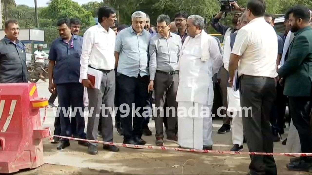 ಬೆಂಗಳೂರಿನ ಹಲವು ರಸ್ತೆಗಳಲ್ಲಿನ ಗುಂಡಿ ಗಂಡಾಂತರದ ಬಗ್ಗೆ ಟಿವಿ9 ನಿರಂತರ ವರದಿ ಬಿತ್ತರಿಸಿದ ಬೆನ್ನಲ್ಲೇ ಎಚ್ಚೆತ್ತ ಜಿಬಿಎ ಹಲವೆಡೆ ಗುಂಡಿಗಳಿಗೆ ತೇಪೆ ಹಚ್ಚುವ ಕೆಲಸ ಮಾಡಿತ್ತು. ಇದೀಗ ರಾಜಧಾನಿಯ ರಸ್ತೆಗಳನ್ನು ಸ್ವತಃ ಸಿಎಂ ಸಿದ್ದರಾಮಯ್ಯ ಪರಿಶೀಲಿಸಿದ್ದಾರೆ. ಶನಿವಾರ ಮಧ್ಯಾಹ್ನ ಜಿಬಿಎ ಅಧಿಕಾರಿಗಳ ಜೊತೆ ಸಿಟಿ ರೌಂಡ್ಸ್ ನಡೆಸಿದ ಸಿಎಂ ಸಿದ್ದರಾಮಯ್ಯ, ಬೆಂಗಳೂರಿನ ಪ್ರಮುಖ ರಸ್ತೆಗಳ ಸ್ಥಿತಿಗತಿಗಳನ್ನ ಪರಿಶೀಲಿಸಿದ್ದಾರೆ.
