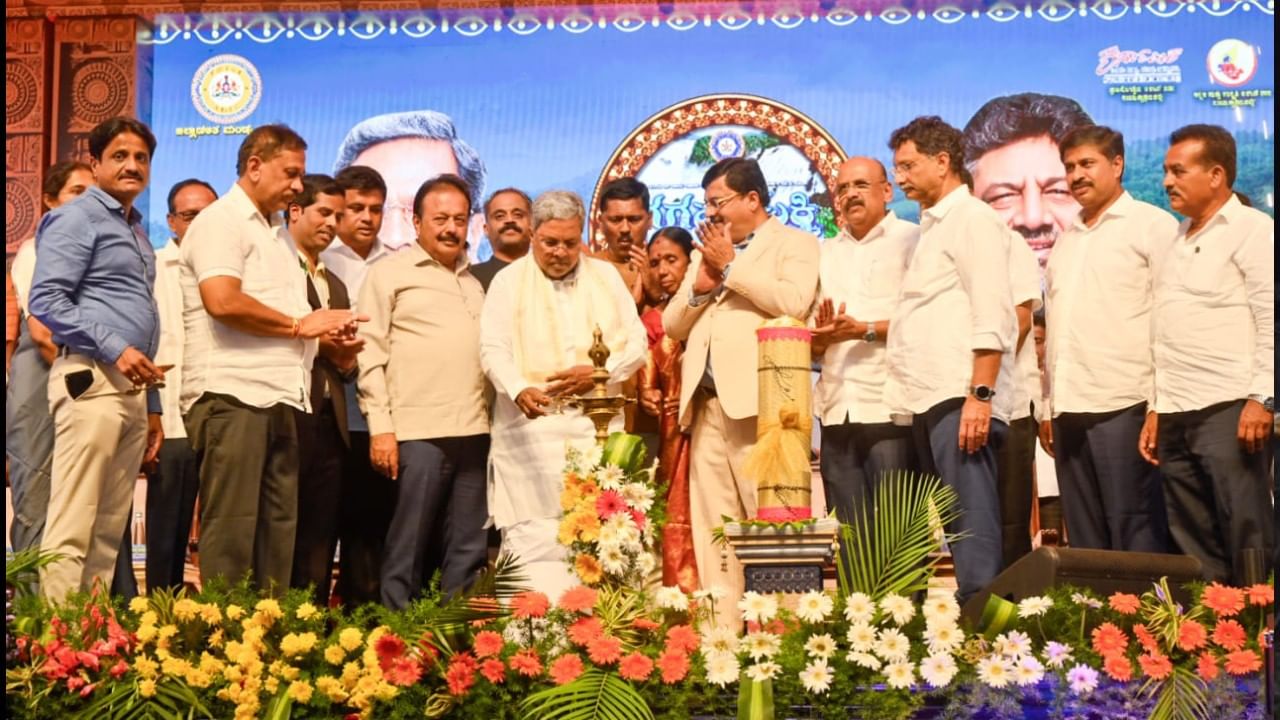 ಮೇಕೆದಾಟು ಯೋಜನೆಗೆ ಅನುಮತಿ ನೀಡಿ; ಮೋದಿ ಸರ್ಕಾರಕ್ಕೆ ಸಿಎಂ ಸಿದ್ದರಾಮಯ್ಯ ಮನವಿ ಮೇಕೆದಾಟು ಯೋಜನೆಗೆ ಅನುಮತಿ ನೀಡಿ; ಮೋದಿ ಸರ್ಕಾರಕ್ಕೆ ಸಿಎಂ ಸಿದ್ದರಾಮಯ್ಯ ಮನವಿ