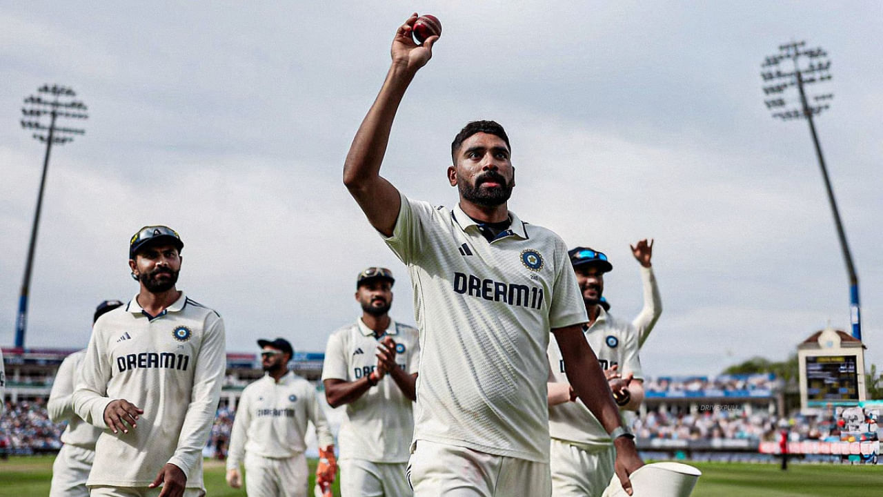 ಆಗಸ್ಟ್ 2025 ರ ಐಸಿಸಿ ಪುರುಷರ ತಿಂಗಳ ಆಟಗಾರ ಪ್ರಶಸ್ತಿ ಪಡೆದ ನಂತರ ಅಭಿಪ್ರಾಯ ಹಂಚಿಕೊಂಡಿರುವ ಸಿರಾಜ್, ‘ಈ ಪ್ರಶಸ್ತಿ ತಮಗೆ ತುಂಬಾ ವಿಶೇಷವಾಗಿದೆ. ಆಂಡರ್ಸನ್-ತೆಂಡೂಲ್ಕರ್ ಸರಣಿಯು ಬಹಳ ಸ್ಮರಣೀಯವಾಗಿತ್ತು, ಇದರಲ್ಲಿ ಎರಡೂ ತಂಡಗಳ ನಡುವೆ ಕಠಿಣ ಸ್ಪರ್ಧೆ ಇತ್ತು. ಈ ಪ್ರಶಸ್ತಿ ತನಗೆ ಎಷ್ಟು ಮುಖ್ಯವೋ, ಸಹಾಯಕ ಸಿಬ್ಬಂದಿ ಮತ್ತು ಇತರ ಆಟಗಾರರಿಗೂ ಅಷ್ಟೇ ಮುಖ್ಯ. ಇದು ನನ್ನ ಮೇಲಿನ ಅವರ ನಂಬಿಕೆಗೆ ಸಂದ ಜಯ. ಭಾರತೀಯ ಜೆರ್ಸಿಯಲ್ಲಿ ಯಾವಾಗಲೂ ನನ್ನ ಅತ್ಯುತ್ತಮ ಪ್ರದರ್ಶನ ನೀಡುವುದು ನನ್ನ ಉದ್ದೇಶ ಎಂದಿದ್ದಾರೆ.