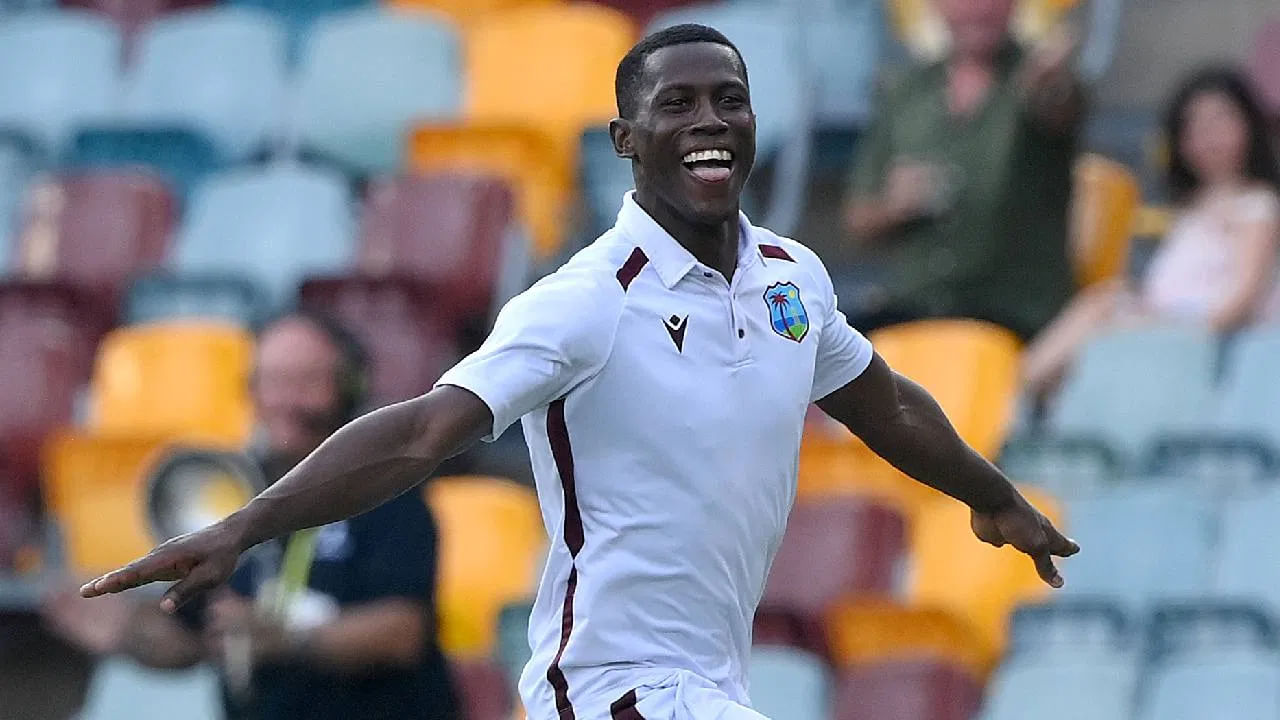 ಇತ್ತೀಚಿನ ದಿನಗಳಲ್ಲಿ ವೆಸ್ಟ್ ಇಂಡೀಸ್ ಪರ ಟೆಸ್ಟ್ ಕ್ರಿಕೆಟ್​ನಲ್ಲಿ ಅತ್ಯುತ್ತಮ ಪ್ರದರ್ಶನ ನೀಡಿದ ಬೌಲರ್ ಶಮರ್ ಜೋಸೆಫ್. ಈವರೆಗೆ 11 ಟೆಸ್ಟ್ ಪಂದ್ಯಗಳನ್ನಾಡಿರುವ ಶಮರ್ ಒಟ್ಟು 44 ವಿಕೆಟ್ ಕಬಳಿಸಿ ಮಿಂಚಿದ್ದಾರೆ. ಇದೀಗ ಭಾರತದ ವಿರುದ್ಧದ ಪ್ರಮುಖ ಸರಣಿಗೆ ಅವರು ಅಲಭ್ಯರಾಗಿರುವುದು ವಿಂಡೀಸ್ ಪಾಲಿಗೆ ಹಿನ್ನಡೆ ಎಂದೇ ಹೇಳಬಹುದು. ಇನ್ನು ಈ ಸರಣಿಗೆ ಆಯ್ಕೆಯಾದ ಉಭಯ ತಂಡಗಳ ಈ ಕೆಳಗಿನಂತಿದೆ...