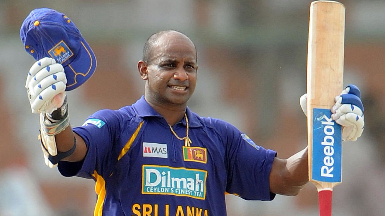 2008 ರ ಏಷ್ಯಾಕಪ್ ಟೂರ್ನಿಯಲ್ಲಿ ಲಂಕಾ ಲೆಜೆಂಡ್ ಸನತ್ ಜಯಸೂರ್ಯ ಬರೋಬ್ಬರಿ 14 ಸಿಕ್ಸ್ ಸಿಡಿಸಿ ದಾಖಲೆ ನಿರ್ಮಿಸಿದ್ದರು. ಇದೀಗ 17 ವರ್ಷಗಳ ಬಳಿಕ ಈ ದಾಖಲೆಯನ್ನು ಅಳಿಸಿ ಹಾಕುವಲ್ಲಿ ಅಭಿಷೇಕ್ ಶರ್ಮಾ ಯಶಸ್ವಿಯಾಗಿದ್ದಾರೆ.