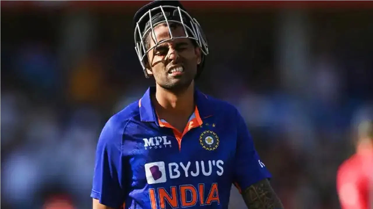 ಅಂದರೆ ಪಾಕಿಸ್ತಾನ್ ವಿರುದ್ಧ ಸೂರ್ಯಕುಮಾರ್ ಯಾದವ್ ಅವರ ಸ್ಟ್ರೈಕ್ ರೇಟ್ 118.5 ಅಷ್ಟೇ. ಇನ್ನು ಈ ಸ್ಟ್ರೈಕ್ ರೇಟ್ ನಲ್ಲಿ 12.80 ಅವರೇಜ್ ನಲ್ಲಿ ಕೇವಲ 64 ರನ್ ಮಾತ್ರ ಗಳಿಸಿದ್ದಾರೆ. ಇದೀಗ ಭಾರತ ತಂಡದ ನಾಯಕನಾಗಿ ಸೂರ್ಯಕುಮಾರ್ ಯಾದವ್ ಪಾಕ್ ವಿರುದ್ಧ ಕಣಕ್ಕಿಳಿಯಲು ಸಜ್ಜಾಗಿದ್ದಾರೆ. ಆದರೆ ಈ ಬಾರಿ ಅವರು ಅಬ್ಬರಿಸಲಿದ್ದಾರಾ ಕಾದು ನೋಡಬೇಕಿದೆ.