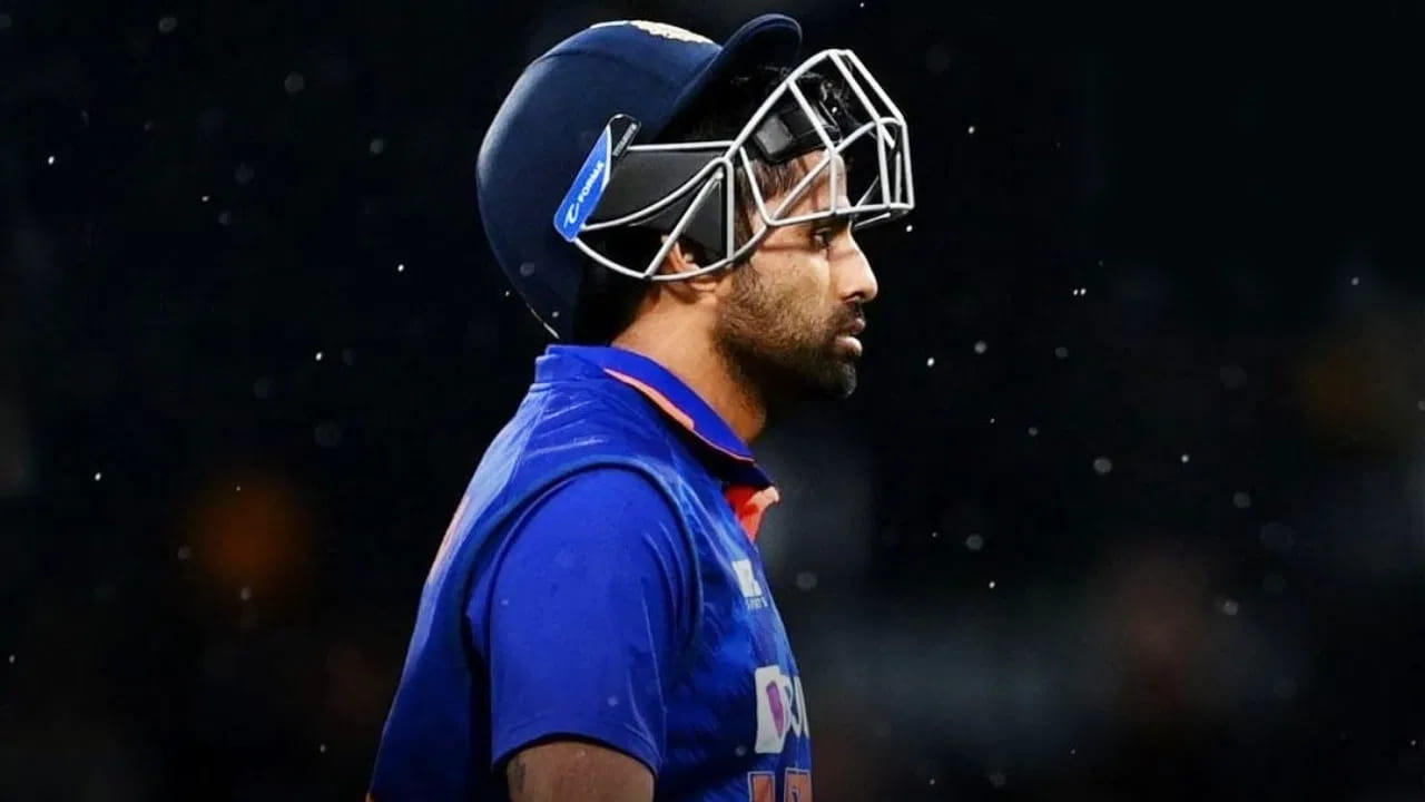 ಪಾಕಿಸ್ತಾನ್ ವಿರುದ್ಧದ 5 ಇನಿಂಗ್ಸ್ ಗಳಿಂದ ಸೂರ್ಯಕುಮಾರ್ ಯಾದವ್ ಈವರೆಗೆ ಕಲೆಹಾಕಿರುವುದು ಕೇವಲ 64 ರನ್ ಗಳು ಮಾತ್ರ. ಈ 64 ರನ್ ಗಳನ್ನು ಕಲೆಹಾಕಲು 54 ಎಸೆತಗಳನ್ನು ತೆಗೆದುಕೊಂಡಿದ್ದಾರೆ. ಇದರ ನಡುವೆ ಅವರು ಗಳಿಸಿದ ಗರಿಷ್ಠ ಸ್ಕೋರ್ ಕೇವಲ 18 ರನ್ ಗಳು ಮಾತ್ರ.