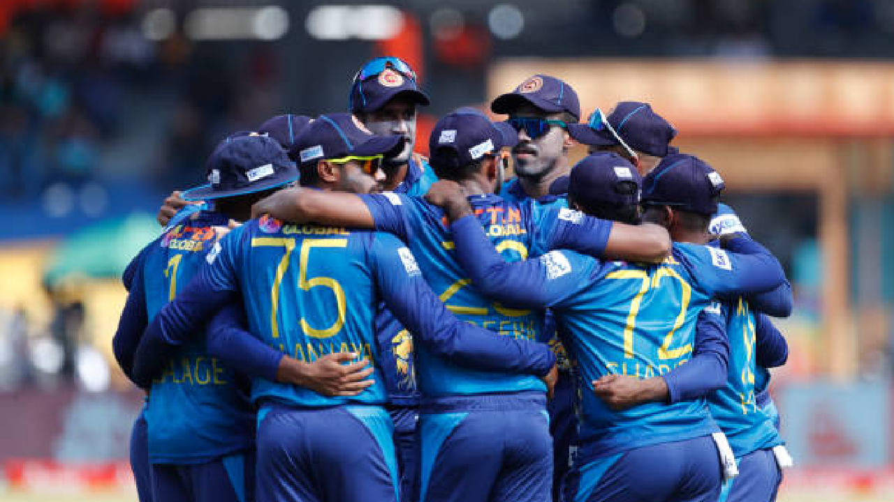 ಶ್ರೀಲಂಕಾ ತಂಡ: ಚರಿತ್ ಅಸಲಂಕಾ (ನಾಯಕ), ಪಾತುಮ್ ನಿಸ್ಸಾಂಕ, ಕುಸಾಲ್ ಮೆಂಡಿಸ್, ಕುಸಾಲ್ ಪೆರೆರಾ, ನುವಾನಿಡು ಫೆರ್ನಾಂಡೋ, ಕಮಿಂದು ಮೆಂಡಿಸ್, ಕಮಿಲ್ ಮಿಶ್ರಾ, ದಸುನ್ ಶಾನಕ, ವನಿಂದು ಹಸರಂಗ, ದುನಿತ್ ವೆಲ್ಲಲಾಗೆ, ಚಾಮಿಕಾ ಕರುಣಾರತ್ನೆ, ಮಹೇಶ್ ತೀಕ್ಷಣ, ದುಷ್ಮಂತ ಚಮೀರ, ಬಿನುರ ಫೆರ್ನಾಂಡೊ, ನುವಾನ್ ತುಷಾರ, ಮಥೀಶ ಪತಿರಾಣ.