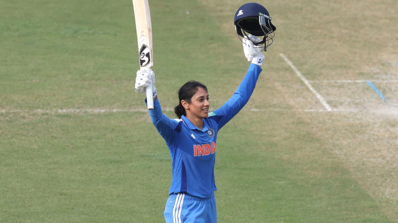 ಆಸ್ಟ್ರೇಲಿಯಾ ವಿರುದ್ಧದ ಎರಡನೇ ಏಕದಿನ ಪಂದ್ಯದಲ್ಲಿ ಸ್ಫೋಟಕ ಶತಕ ಬಾರಿಸಿರುವ ಸ್ಮೃತಿ ಮಂಧಾನ ಭಾರತದ ಪರ ಎರಡನೇ ಅತಿ ವೇಗದ ಶತಕ ಬಾರಿಸಿದ ದಾಖಲೆಯನ್ನು ನಿರ್ಮಿಸಿದ್ದಾರೆ. ವಾಸ್ತವವಾಗಿ ಭಾರತದ ಪರ ಅತಿ ವೇಗದ ಶತಕ ಬಾರಿಸಿದ ದಾಖಲೆಯೂ ಸ್ಮೃತಿ ಮಂಧಾನ  ಹೆಸರಿನಲ್ಲಿದೆ. ಈ ವರ್ಷದ ಆರಂಭದಲ್ಲಿ ಐರ್ಲೆಂಡ್ ವಿರುದ್ಧ ಸ್ಮೃತಿ 70 ಎಸೆತಗಳಲ್ಲಿ ಶತಕ ಗಳಿಸಿದ್ದರು.
