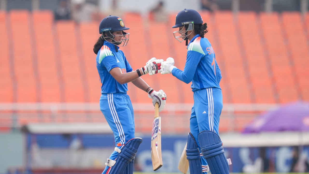 ಆಸ್ಟ್ರೇಲಿಯಾ ವಿರುದ್ಧದ ಎರಡನೇ ಏಕದಿನ ಪಂದ್ಯದಲ್ಲಿ ಮೊದಲು ಬ್ಯಾಟಿಂಗ್ ಮಾಡಲು ಆಯ್ಕೆ ಮಾಡಿಕೊಂಡ ಭಾರತ ತಂಡವು ಉತ್ತಮ ಆರಂಭವನ್ನು ಪಡೆಯಿತು. ಸ್ಮೃತಿ ಮಂಧಾನ ಮತ್ತು ಪ್ರತೀಕ್ಷಾ ರಾವಲ್ (25) ಮೊದಲ ವಿಕೆಟ್‌ಗೆ 69 ಎಸೆತಗಳಲ್ಲಿ 70 ರನ್‌ಗಳ ಜೊತೆಯಾಟ ನೀಡಿದರು. ನಂತರ ಹರ್ಲೀನ್ ಡಿಯೋಲ್ (10) ಅವರೊಂದಿಗೆ ಎರಡನೇ ವಿಕೆಟ್‌ಗೆ 49 ರನ್‌ಗಳ ಜೊತೆಯಾಟ ನಡೆಸಿದರು. ಸ್ಮೃತಿ ಮೂರನೇ ವಿಕೆಟ್‌ಗೆ ನಾಯಕಿ ಹರ್ಮನ್ಪ್ರೀತ್ ಕೌರ್ ಅವರೊಂದಿಗೆ 33 ರನ್‌ಗಳ ಜೊತೆಯಾಟ ನಡೆಸಿದರು.