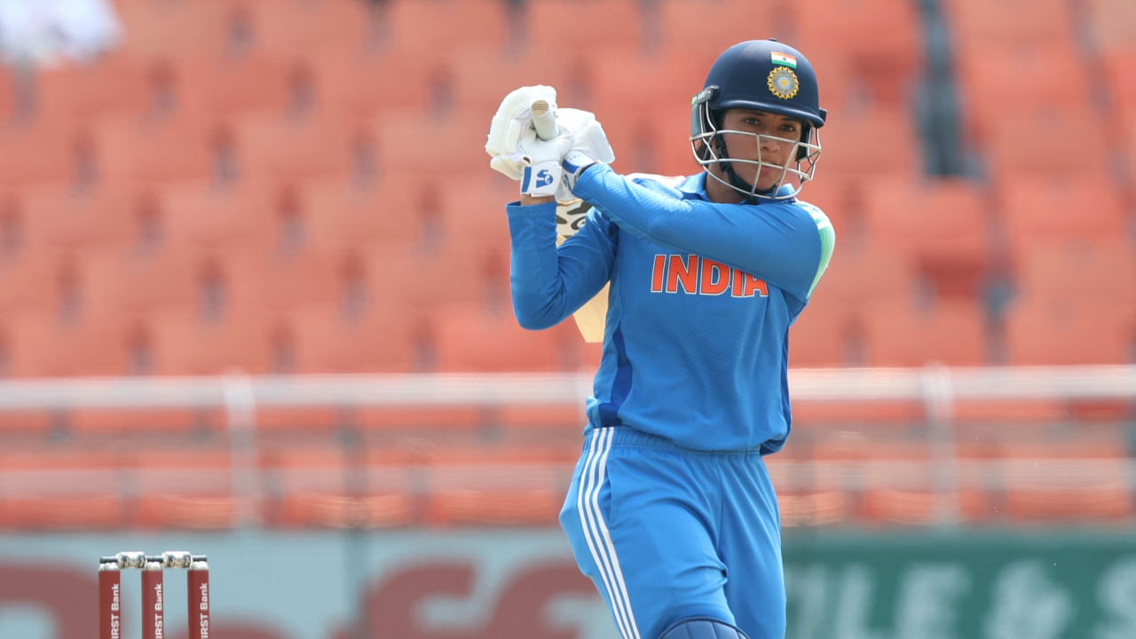 ನಾಲ್ಕನೇ ಬ್ಯಾಟರ್​ ಆಗಿ ಔಟಾದ ಸ್ಮೃತಿ ಮಂಧಾನ ಕೇವಲ 91 ಎಸೆತಗಳಲ್ಲಿ 14 ಬೌಂಡರಿ ಮತ್ತು ನಾಲ್ಕು ಸಿಕ್ಸರ್‌ಗಳ ಸಹಾಯದಿಂದ 117 ರನ್ ಬಾರಿಸಿದರು. ಇದು ಸ್ಮೃತಿ ಅವರ 12 ನೇ ಏಕದಿನ ಶತಕವಾಗಿದೆ. ಸ್ಮೃತಿ ಇದುವರೆಗೆ 107 ಏಕದಿನ ಪಂದ್ಯಗಳಲ್ಲಿ 47.48 ಸರಾಸರಿಯಲ್ಲಿ 4748 ರನ್ ಗಳಿಸಿದ್ದು, ಇದರಲ್ಲಿ 32 ಅರ್ಧಶತಕಗಳು ಸೇರಿವೆ.